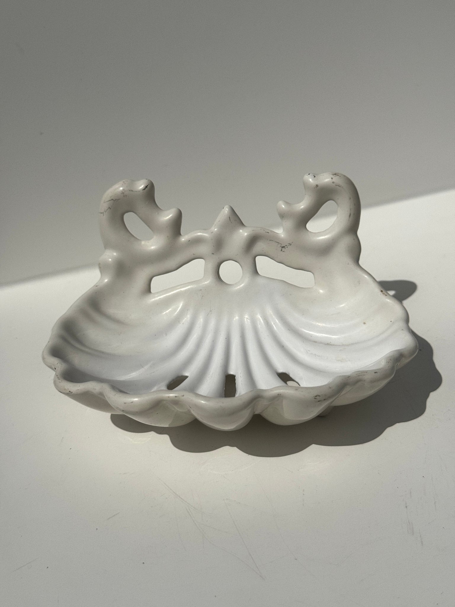 Porte savon en forme de coquille en fonte peint en blanc H7 D12