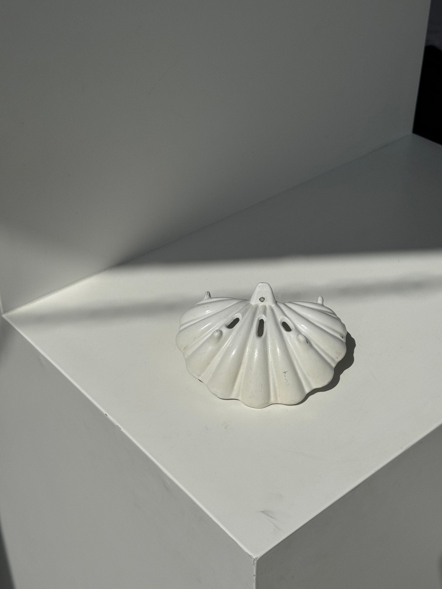 Porte savon en forme de coquille en fonte peint en blanc H7 D12