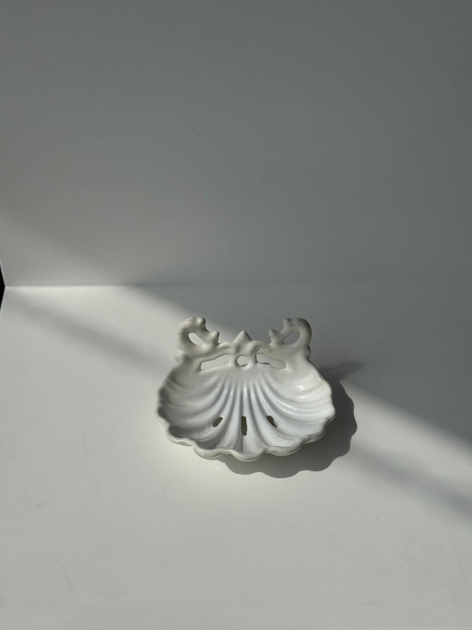 Porte savon en forme de coquille en fonte peint en blanc H7 D12