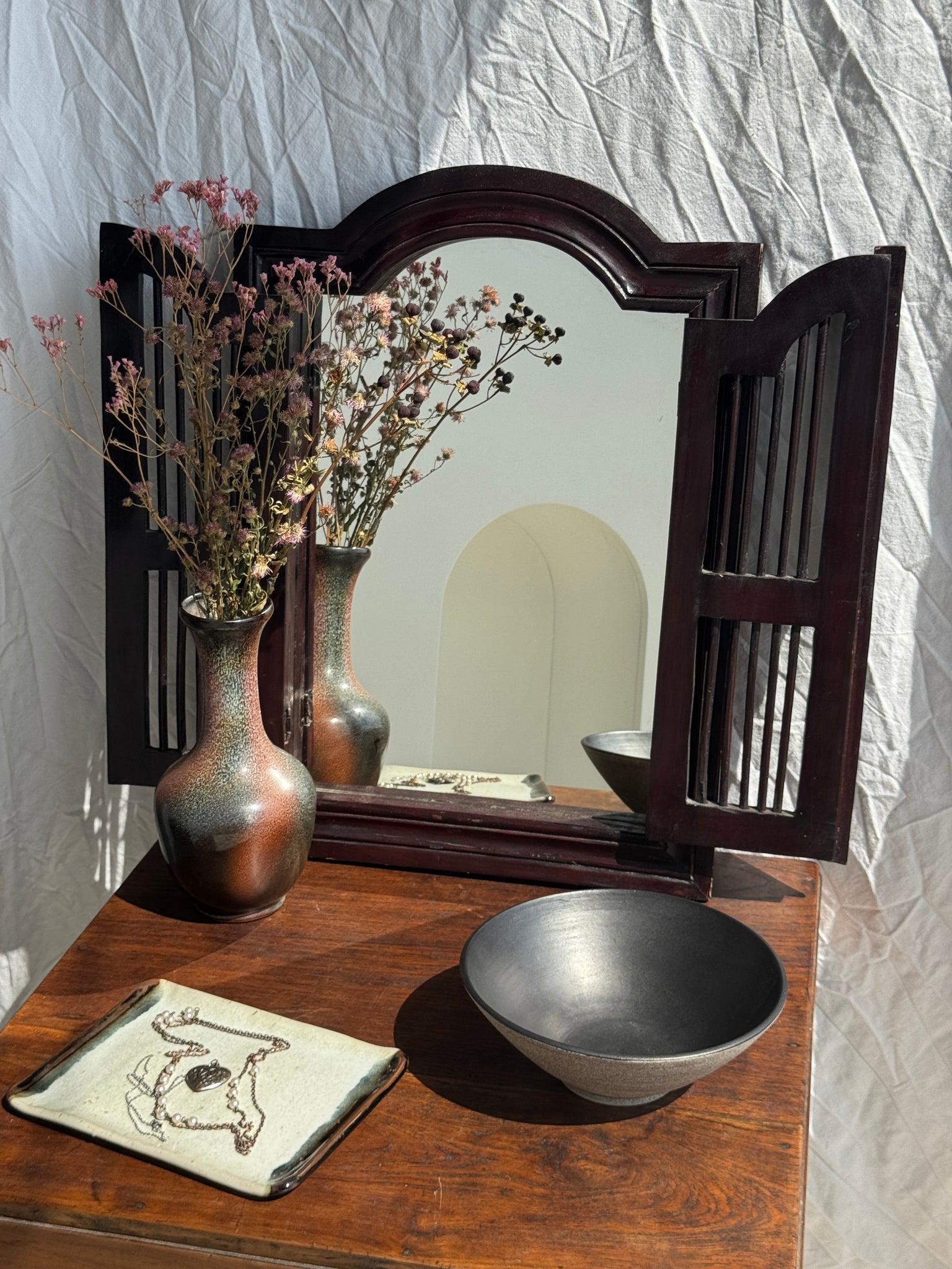 Miroir en bois brun foncé à deux battants baguettes H55 L40