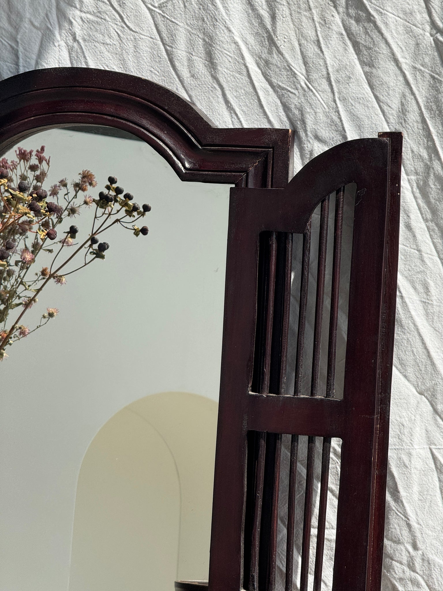 Miroir en bois brun foncé à deux battants baguettes H55 L40
