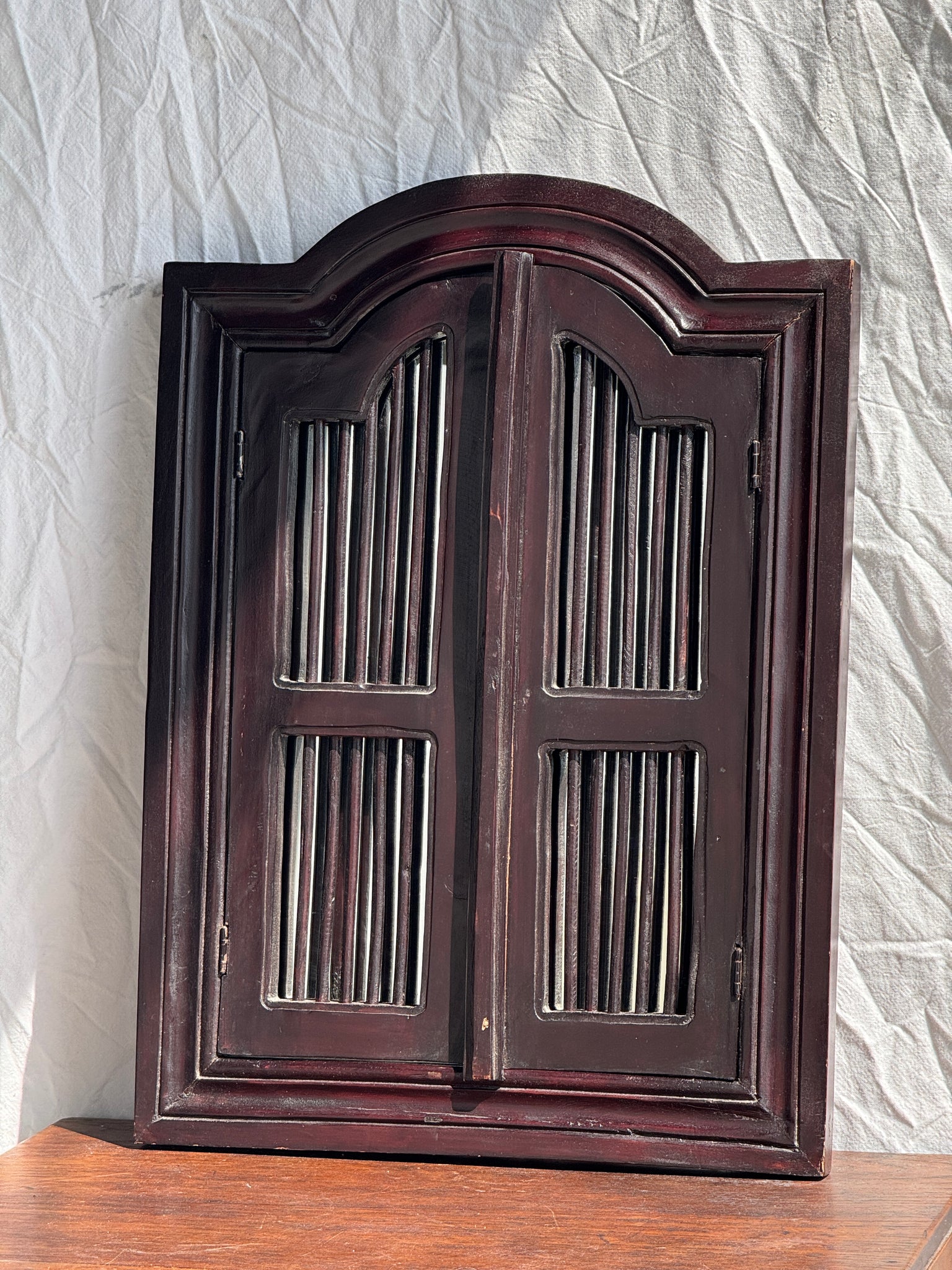 Miroir en bois brun foncé à deux battants baguettes H55 L40