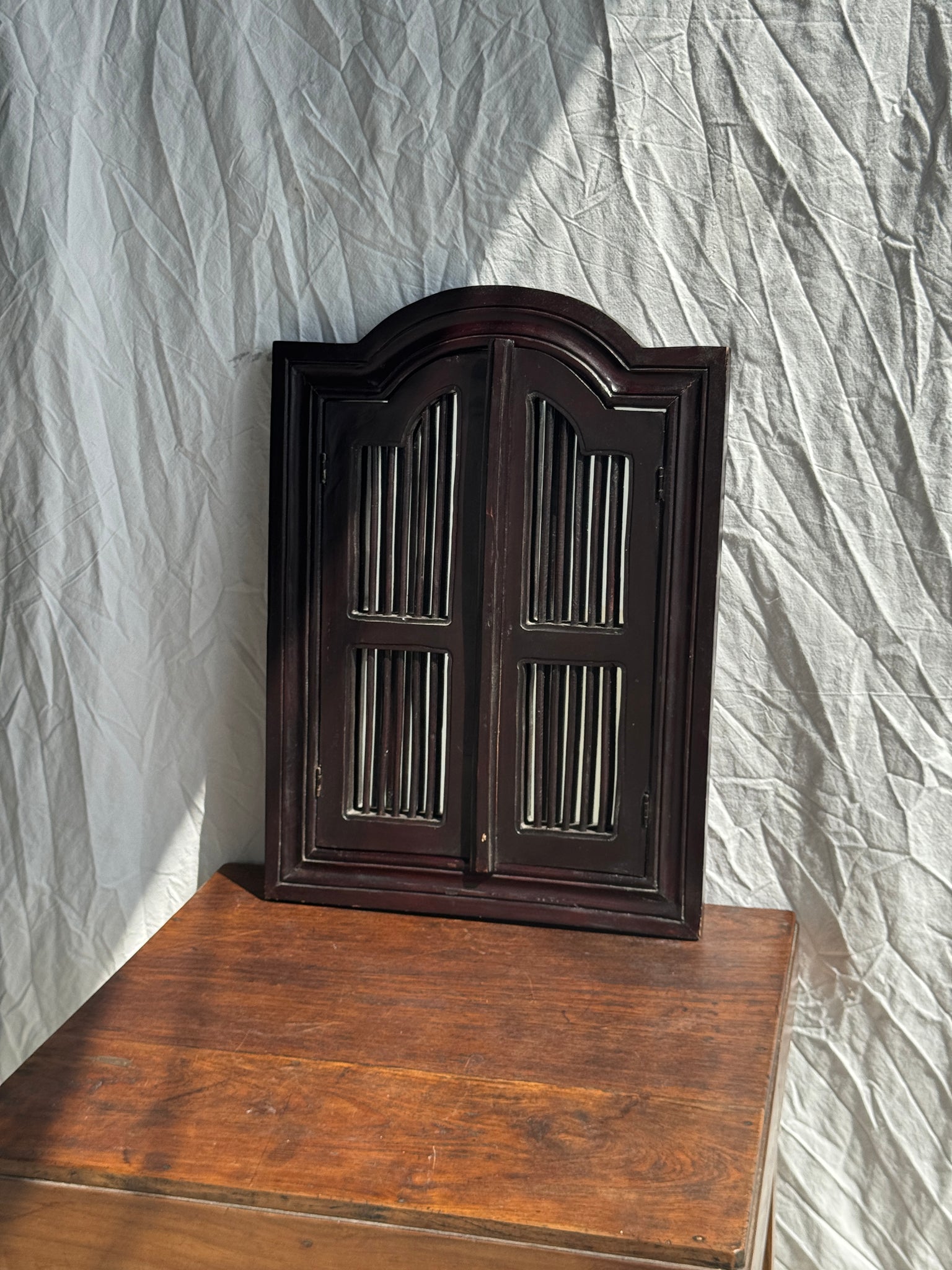Miroir en bois brun foncé à deux battants baguettes H55 L40