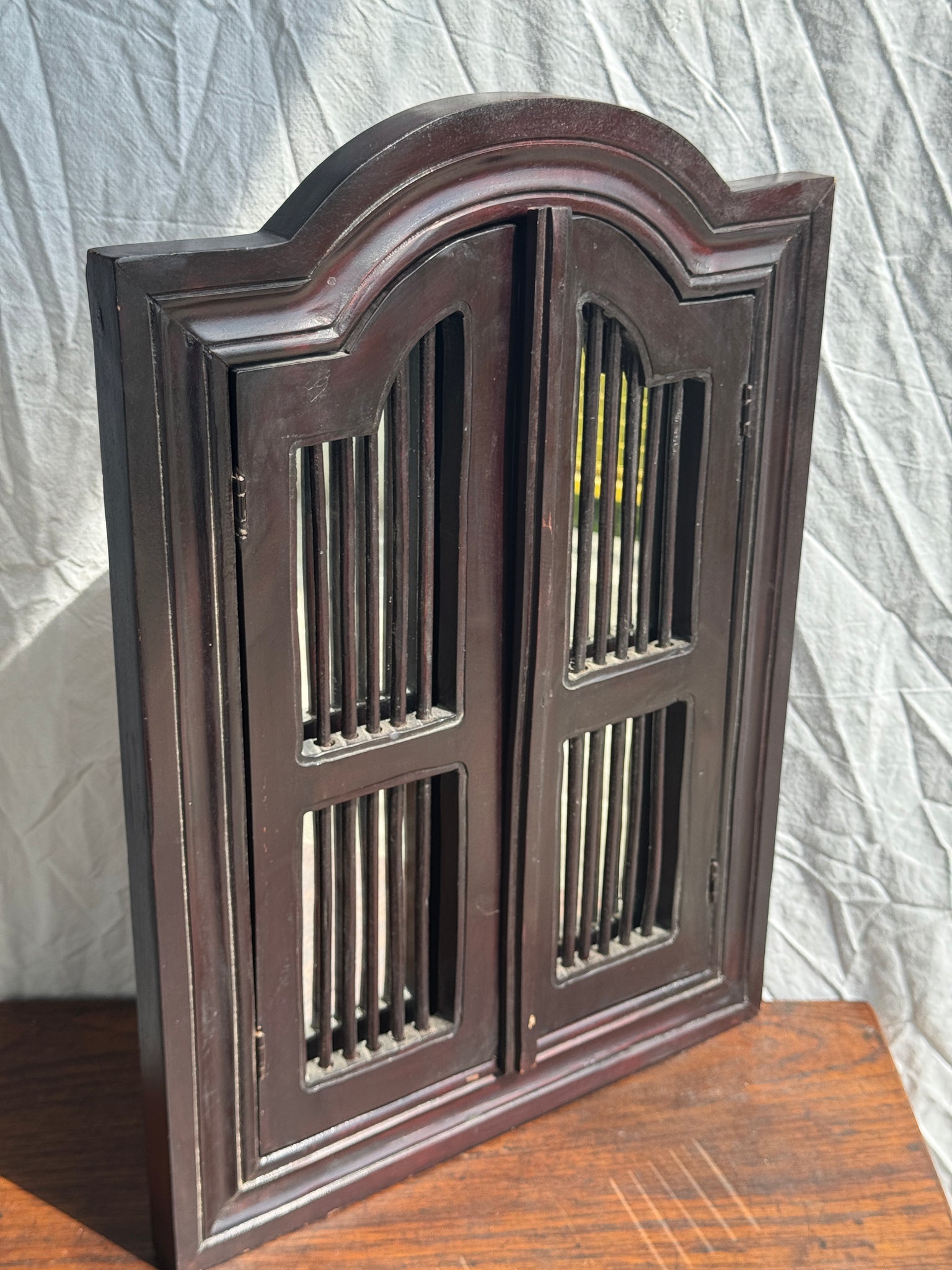 Miroir en bois brun foncé à deux battants baguettes H55 L40