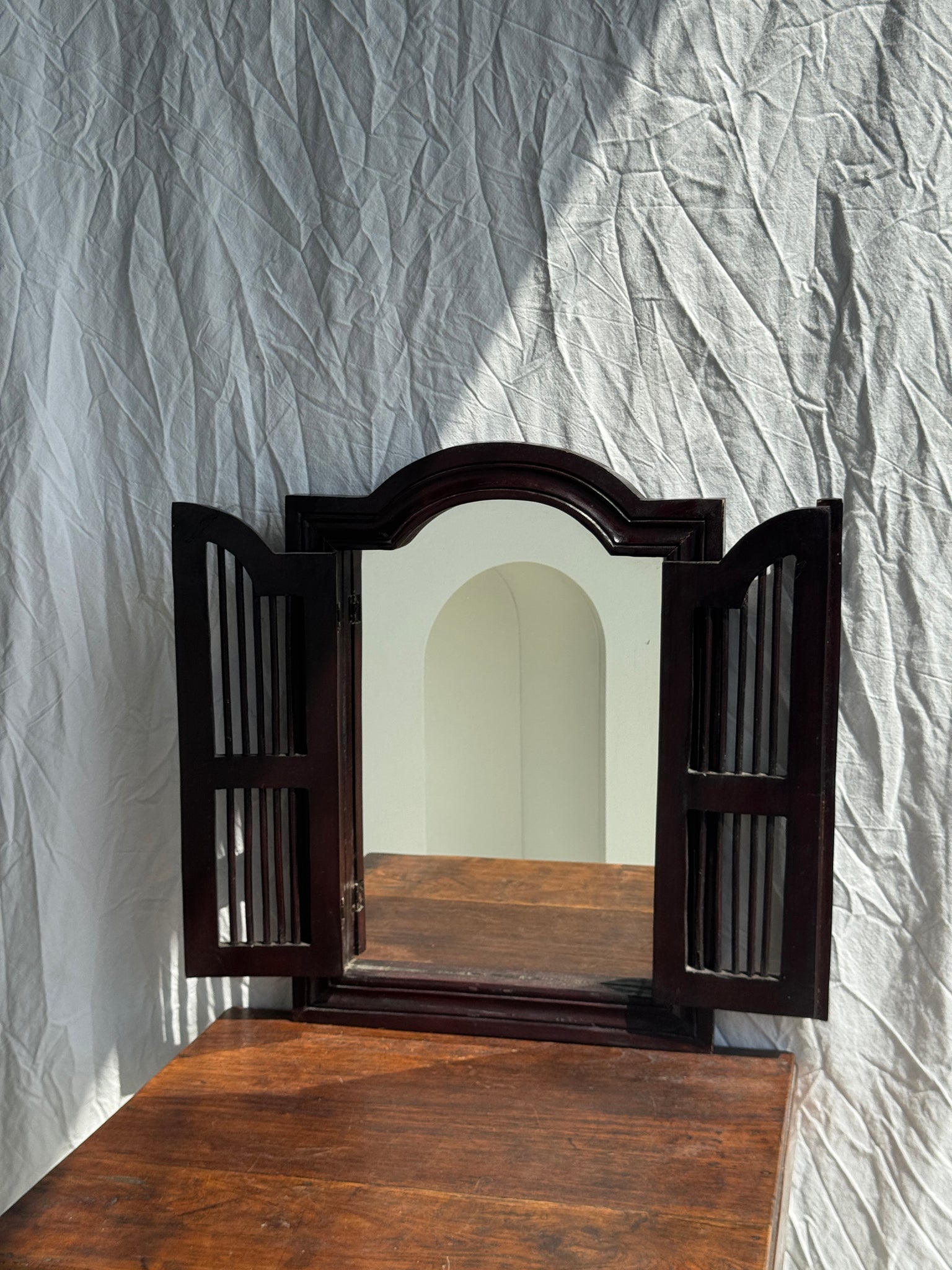Miroir en bois brun foncé à deux battants baguettes H55 L40