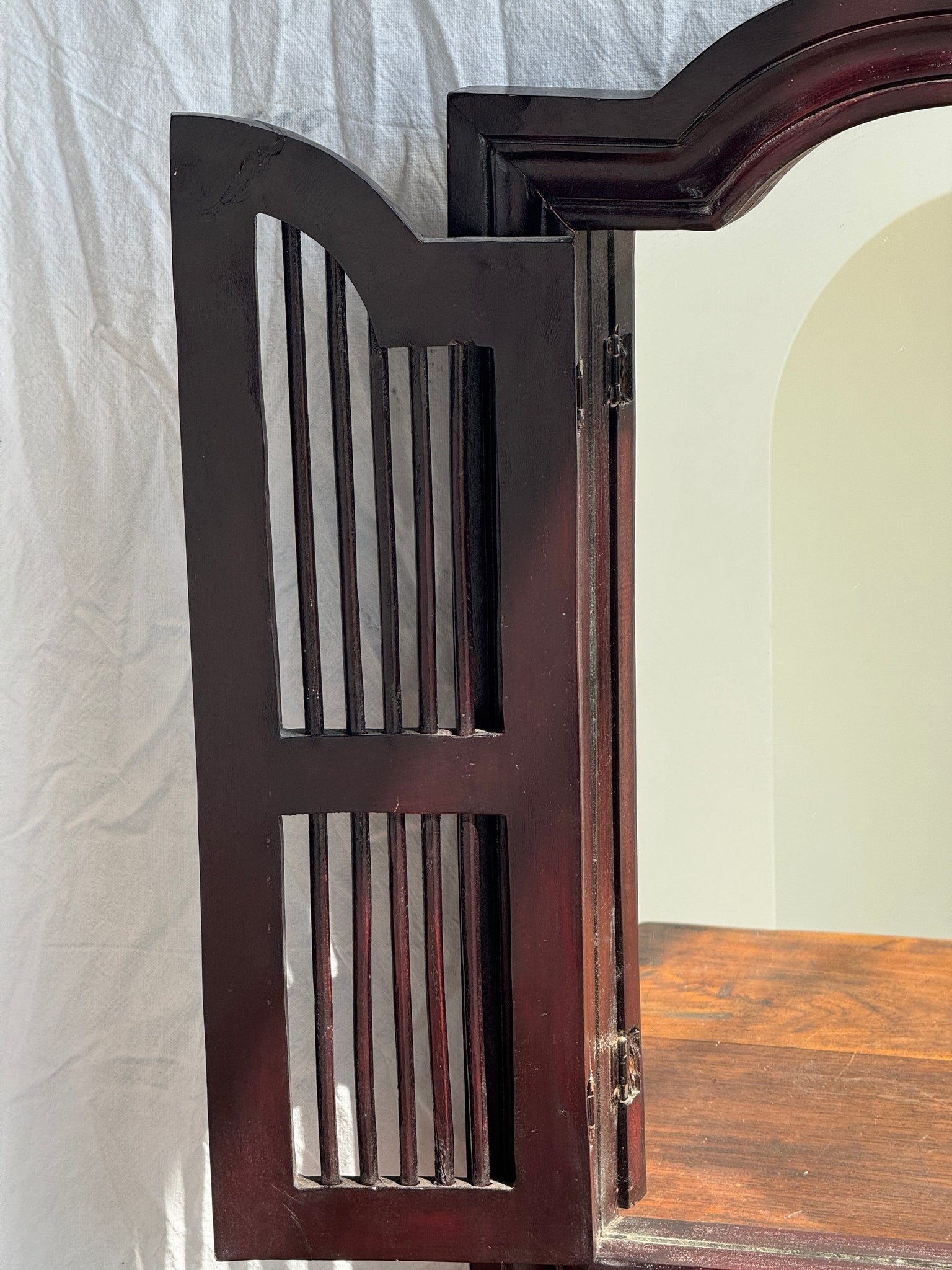 Miroir en bois brun foncé à deux battants baguettes H55 L40