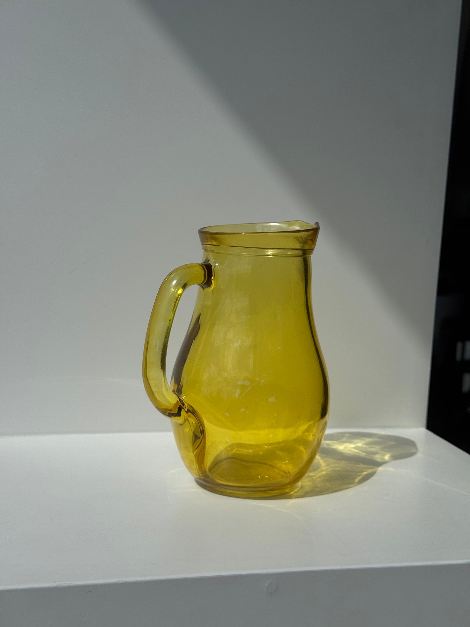 Pichet en verre jaune vintage H20,5