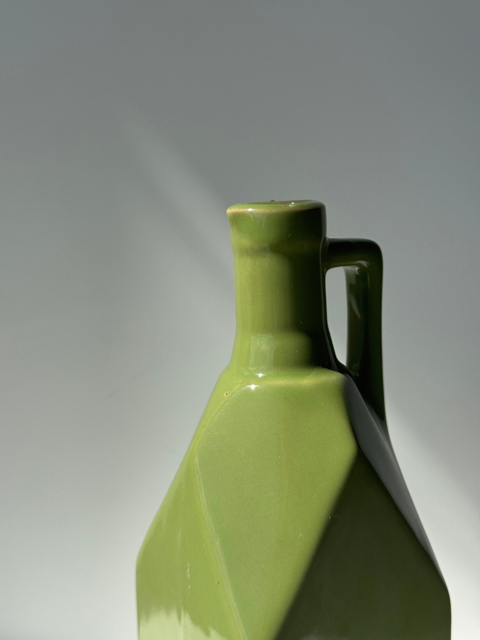 Bouteille vintage verte en céramique H25