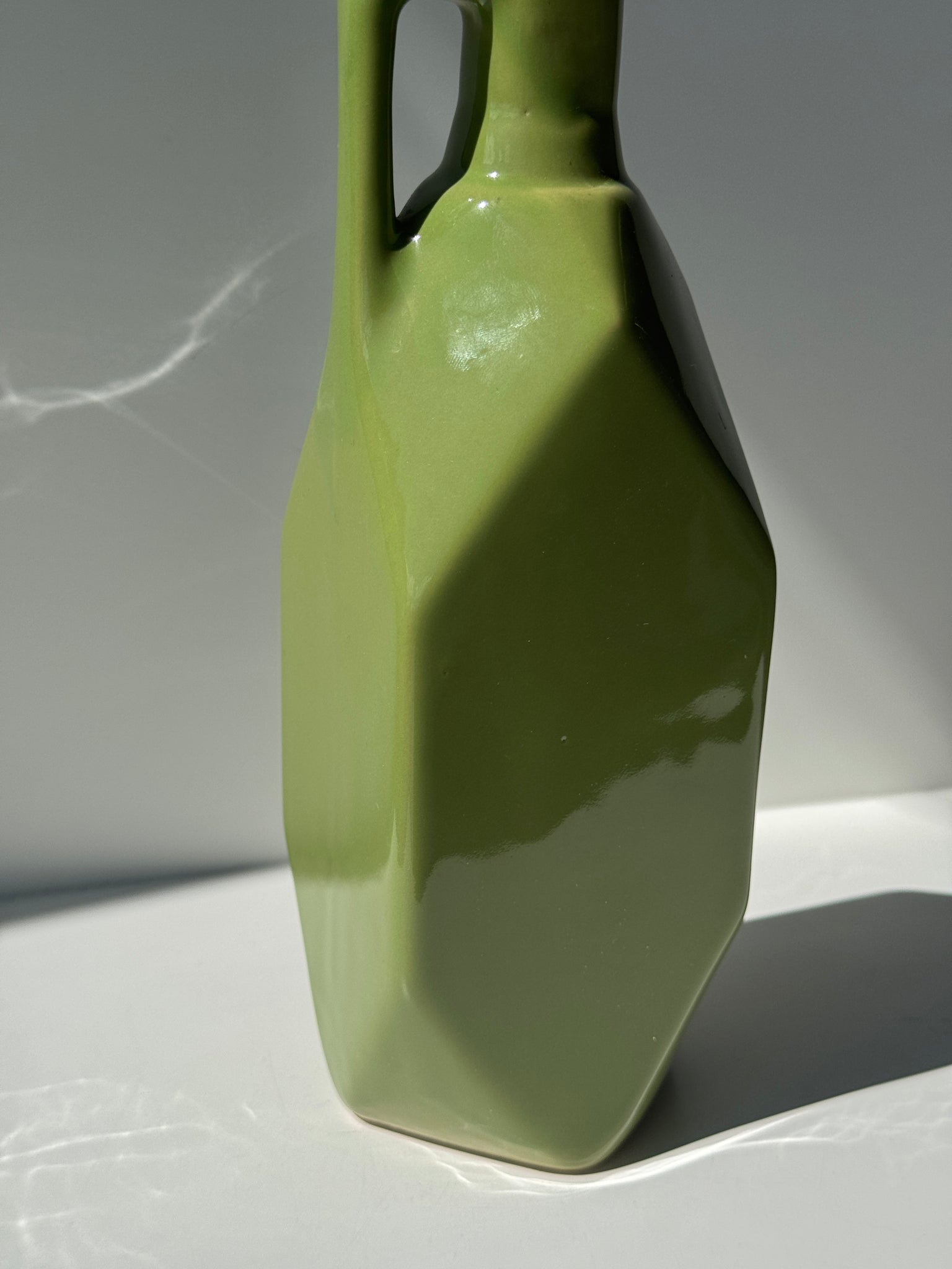 Bouteille vintage verte en céramique H25