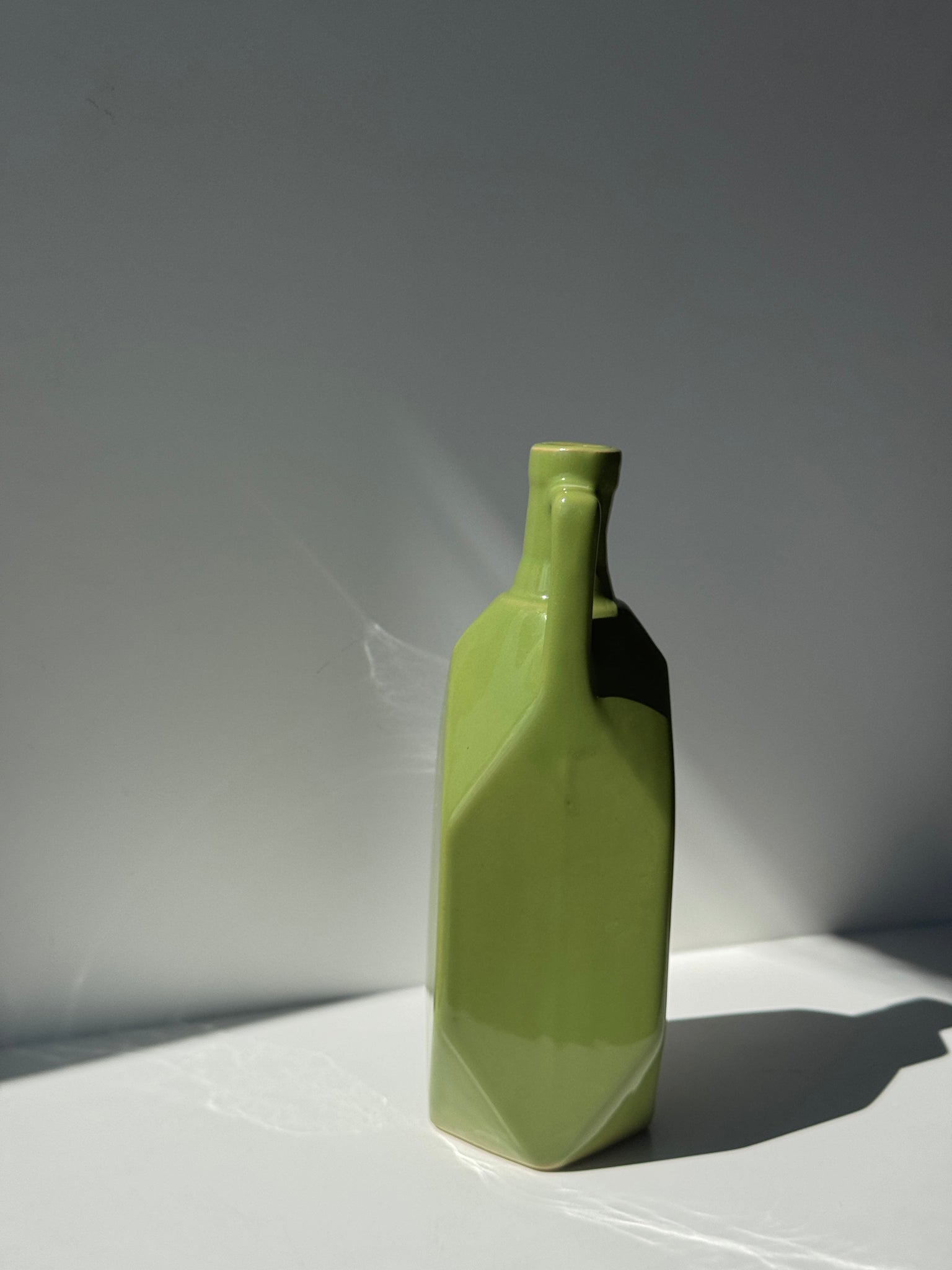 Bouteille vintage verte en céramique H25