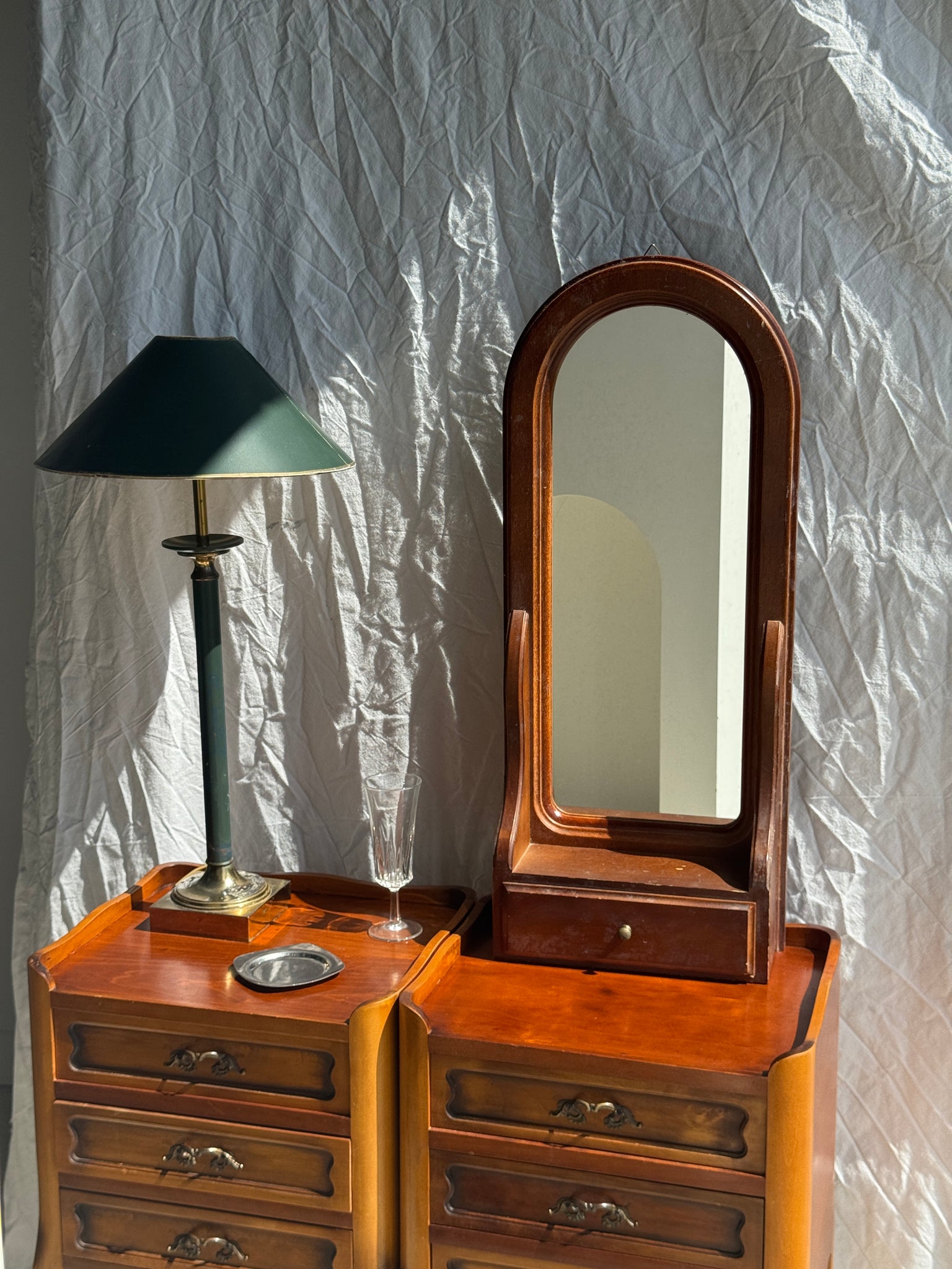 Miroir arrondi à un tiroir en bois marron H67