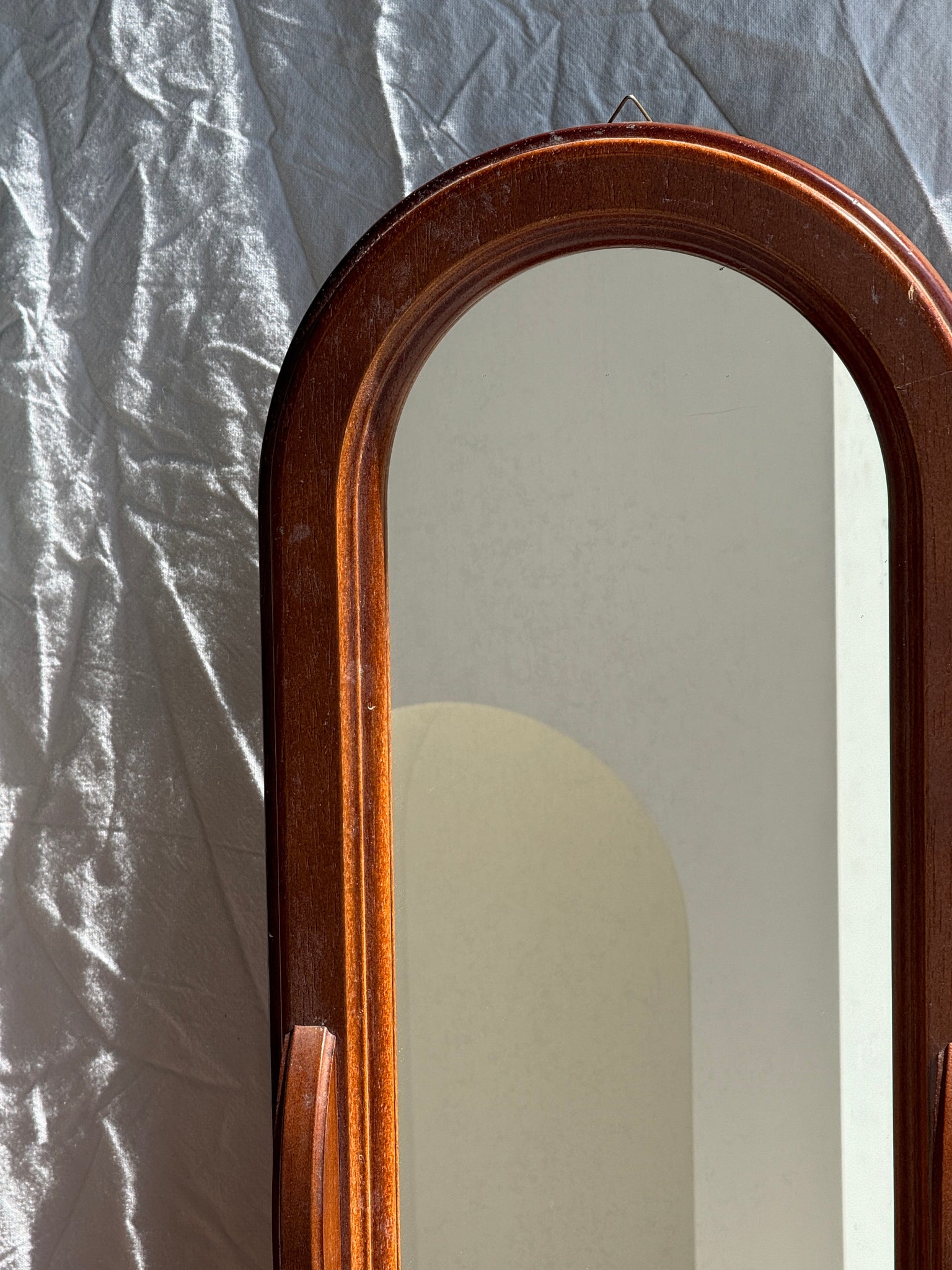 Miroir arrondi à un tiroir en bois marron H67