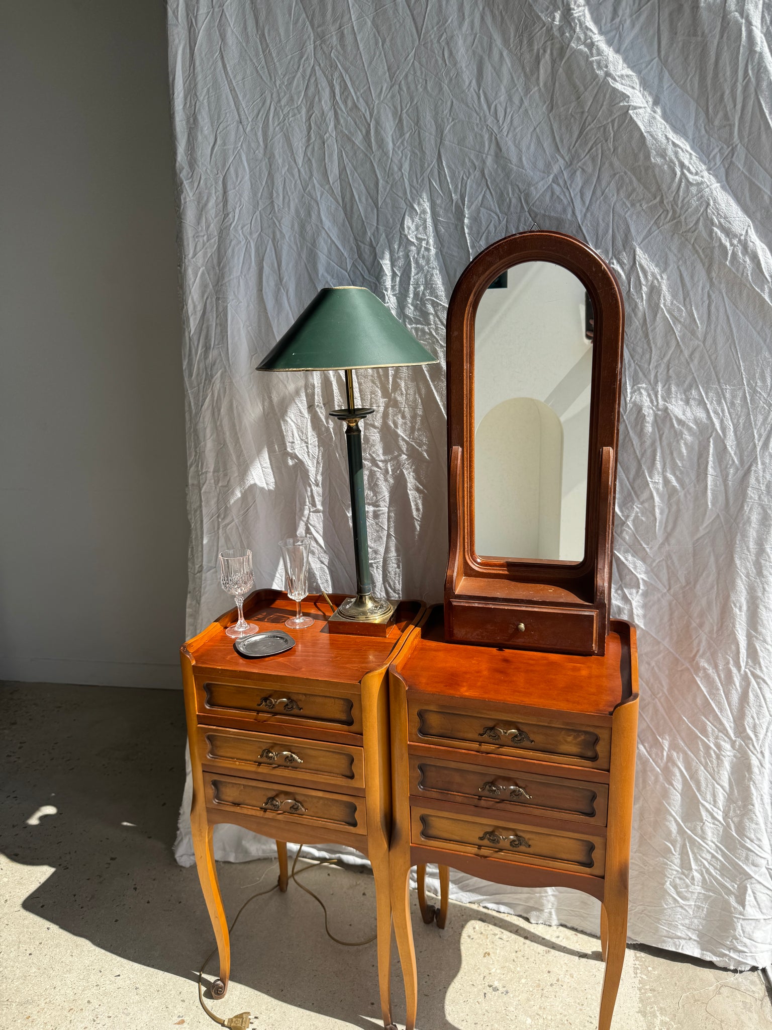Miroir arrondi à un tiroir en bois marron H67