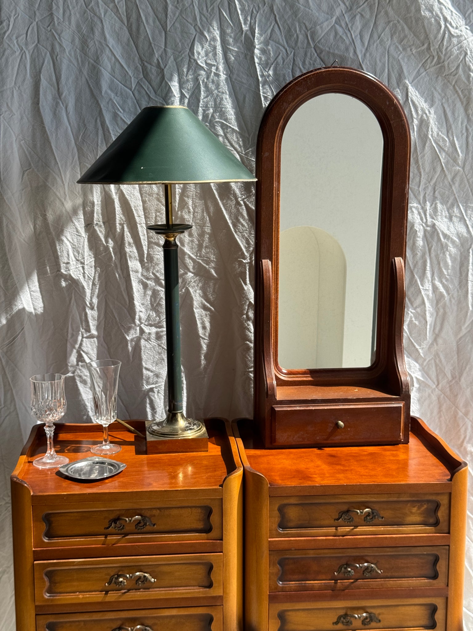 Miroir arrondi à un tiroir en bois marron H67