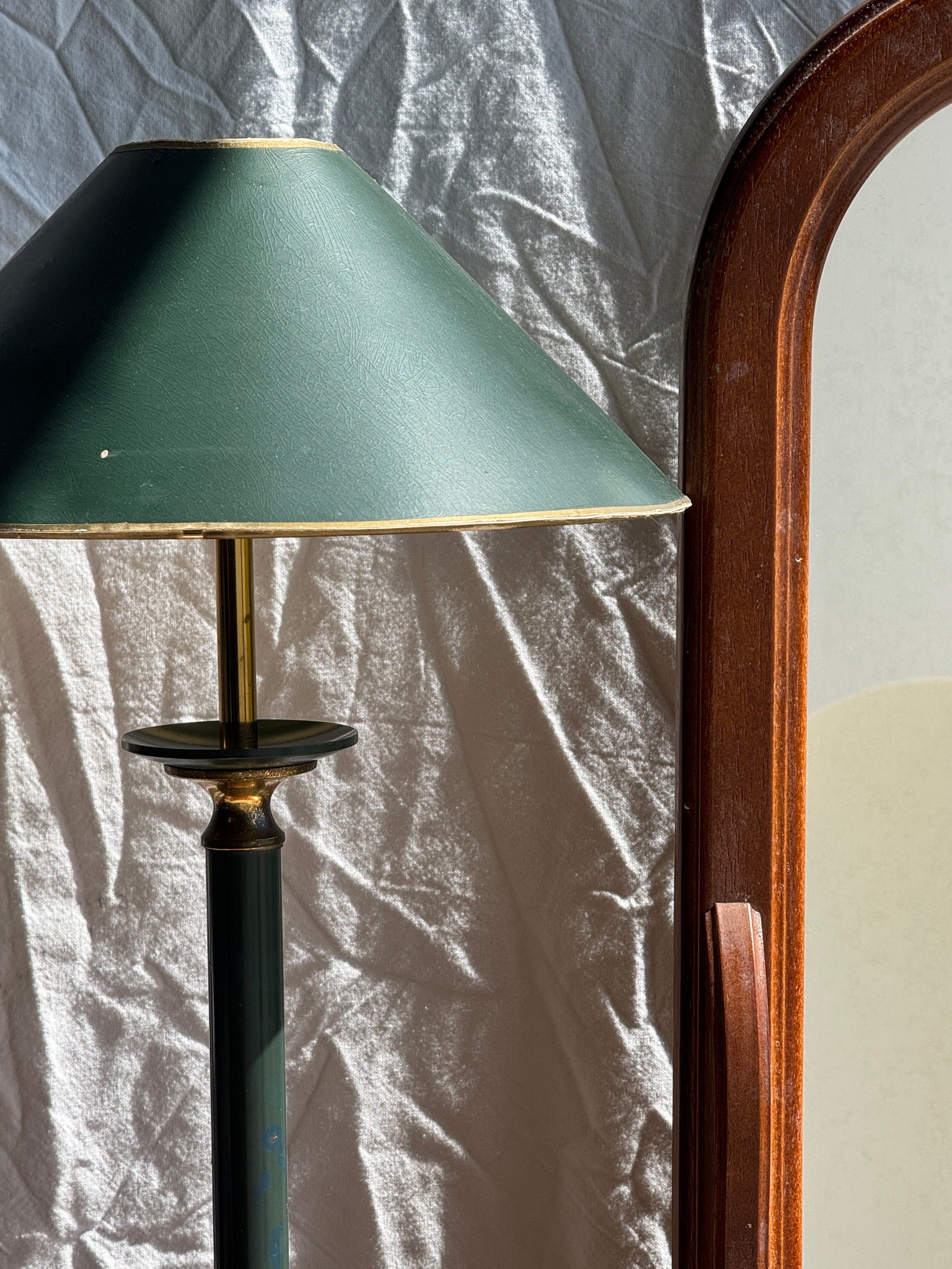 Miroir arrondi à un tiroir en bois marron H67