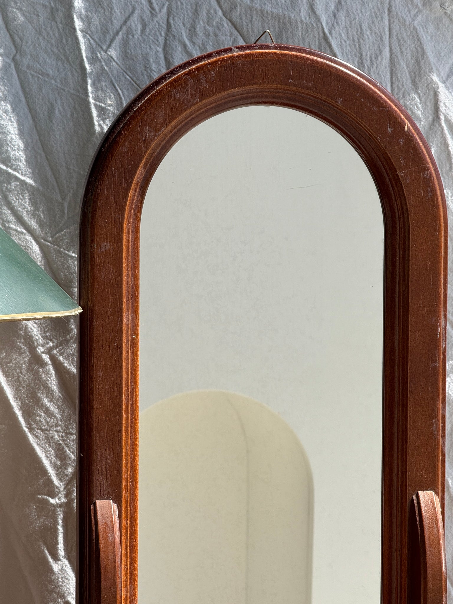 Miroir arrondi à un tiroir en bois marron H67