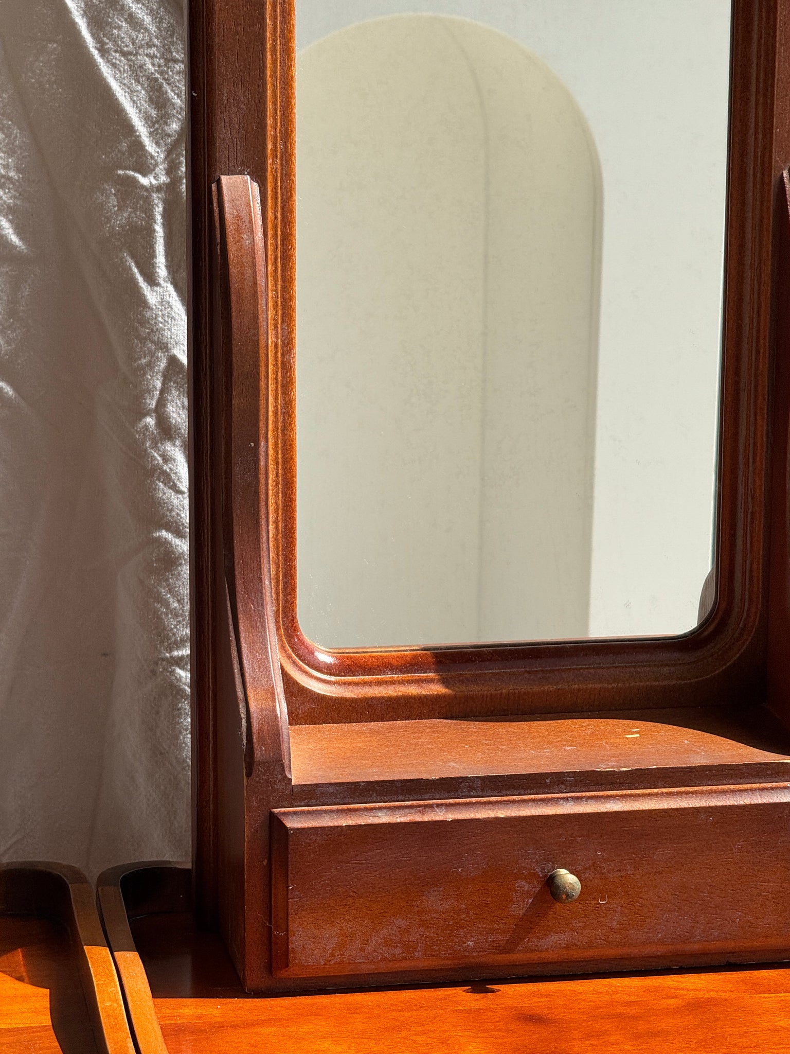 Miroir arrondi à un tiroir en bois marron H67