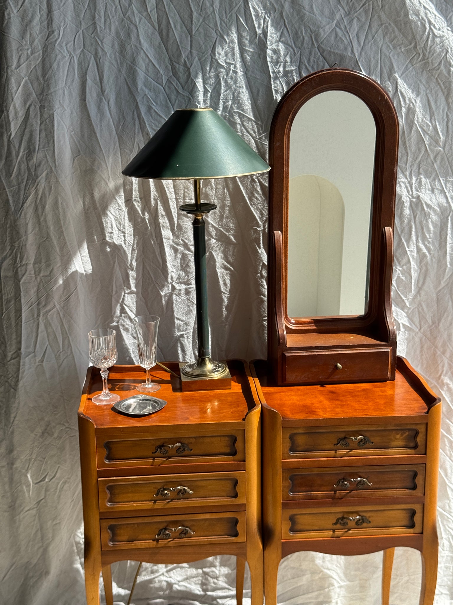 Miroir arrondi à un tiroir en bois marron H67