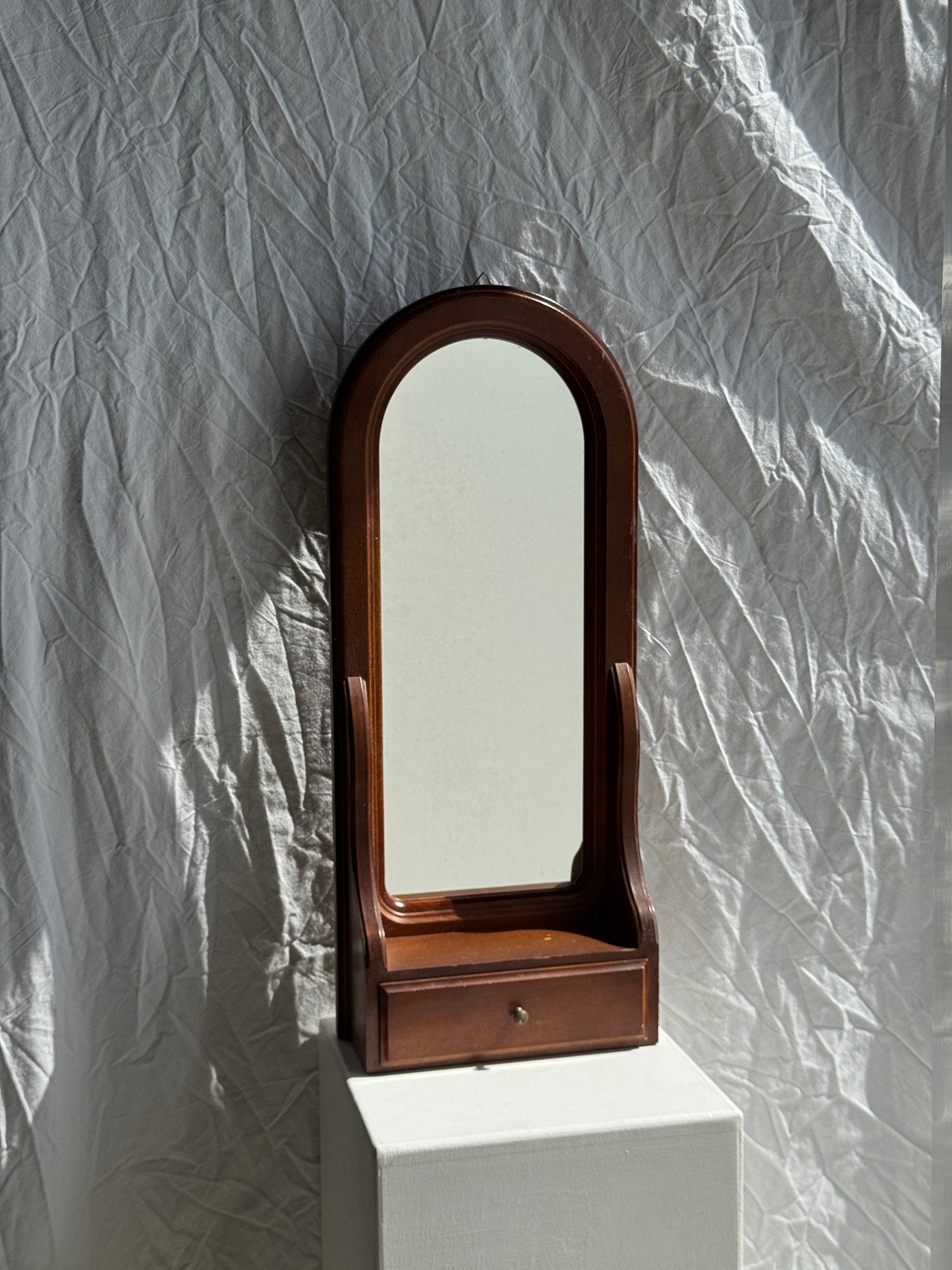 Miroir arrondi à un tiroir en bois marron H67