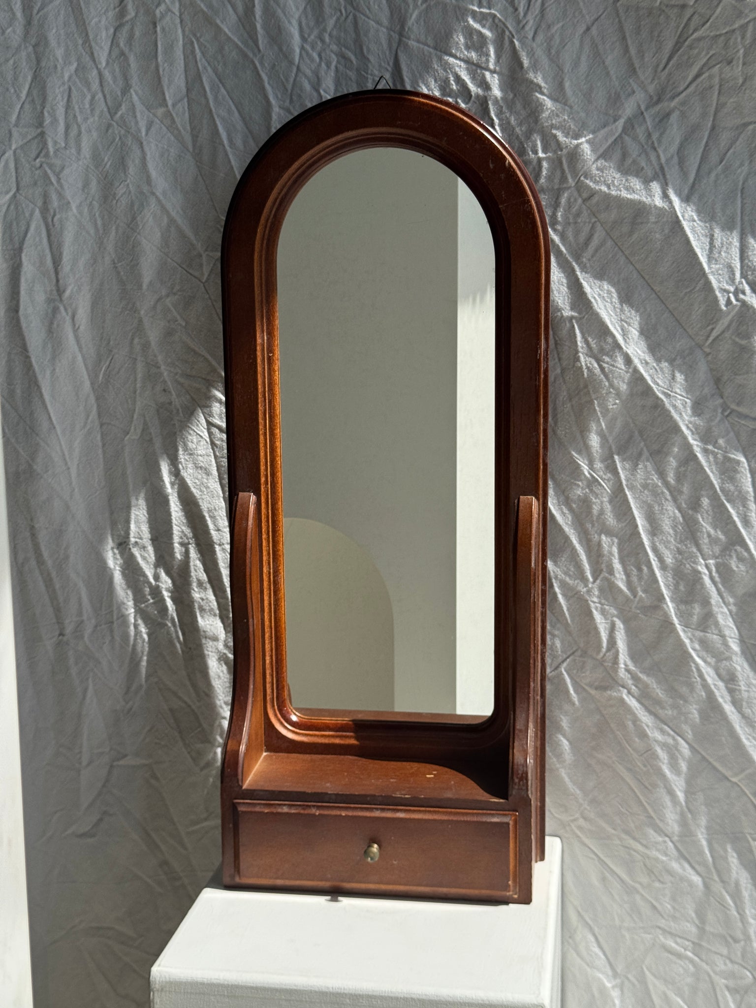 Miroir arrondi à un tiroir en bois marron H67