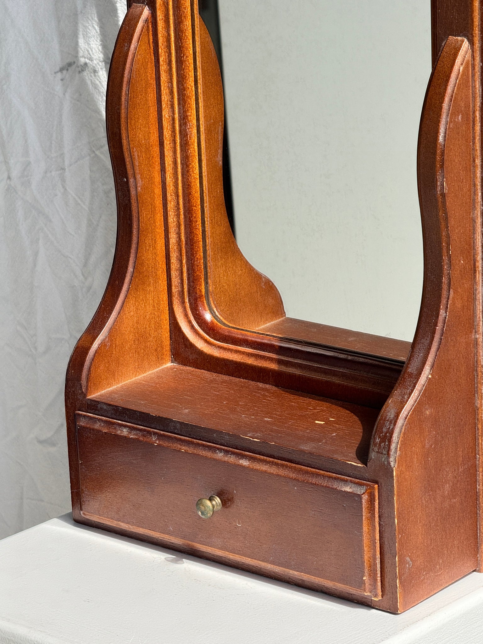 Miroir arrondi à un tiroir en bois marron H67