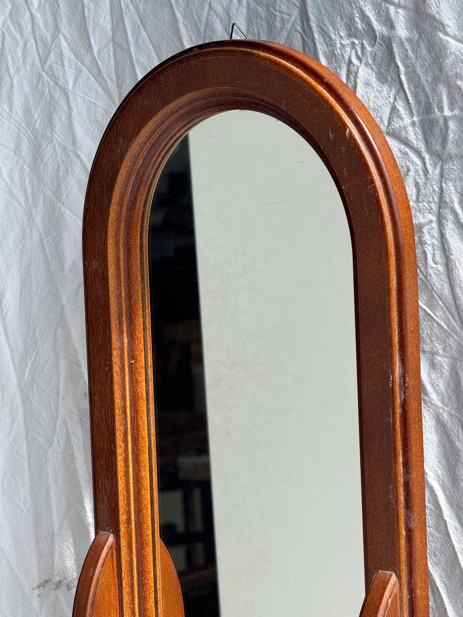 Miroir arrondi à un tiroir en bois marron H67
