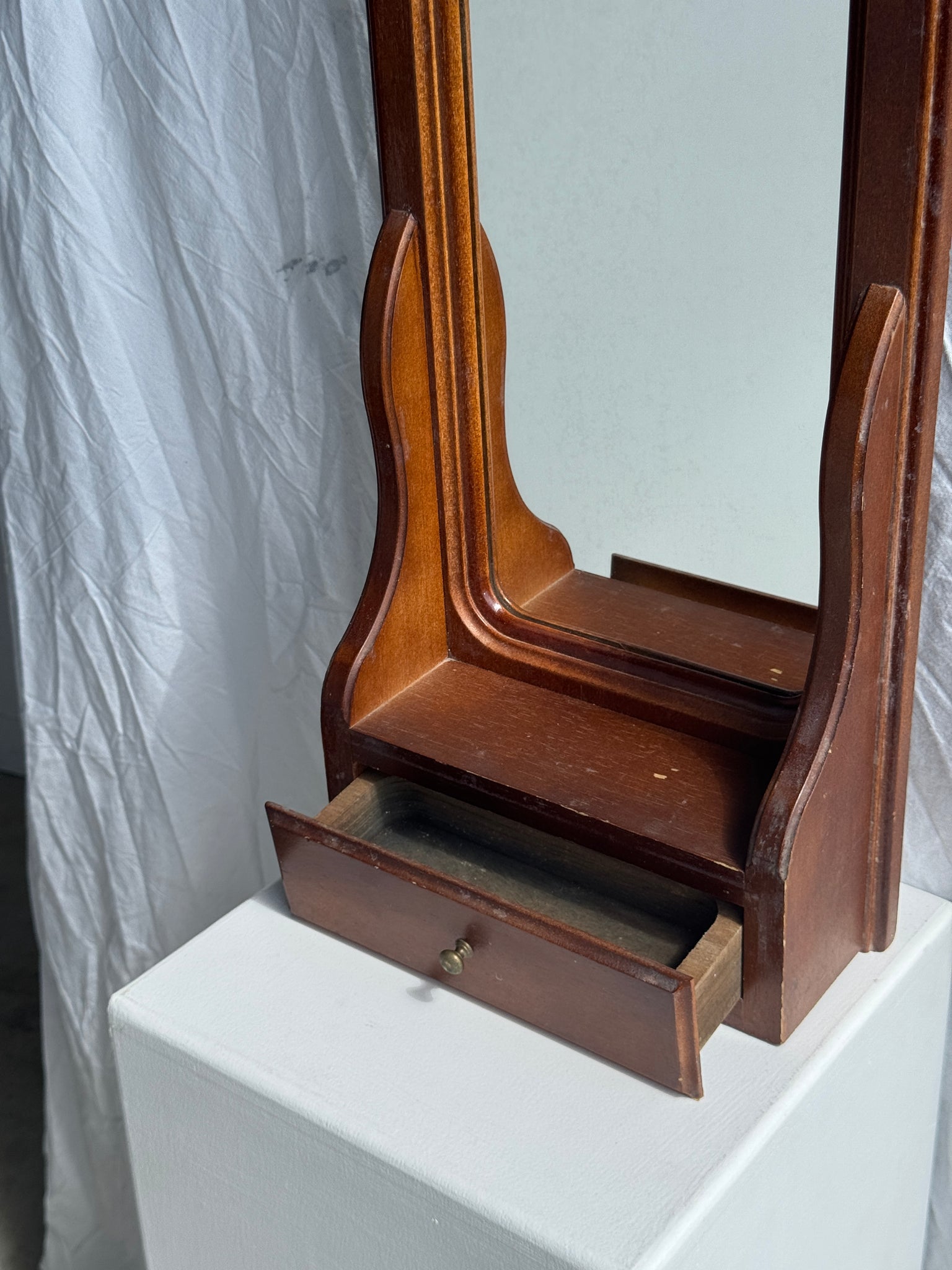 Miroir arrondi à un tiroir en bois marron H67