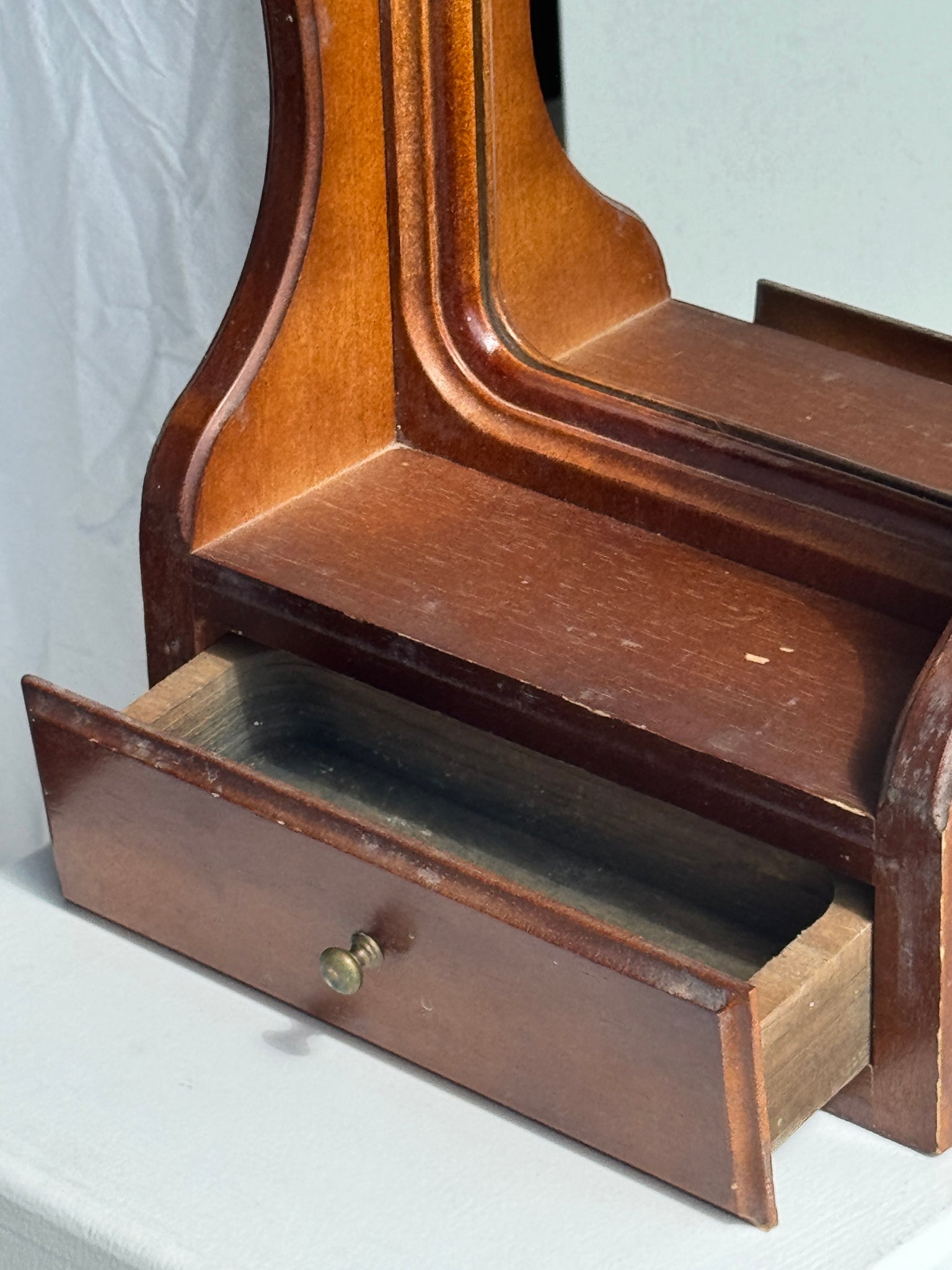 Miroir arrondi à un tiroir en bois marron H67