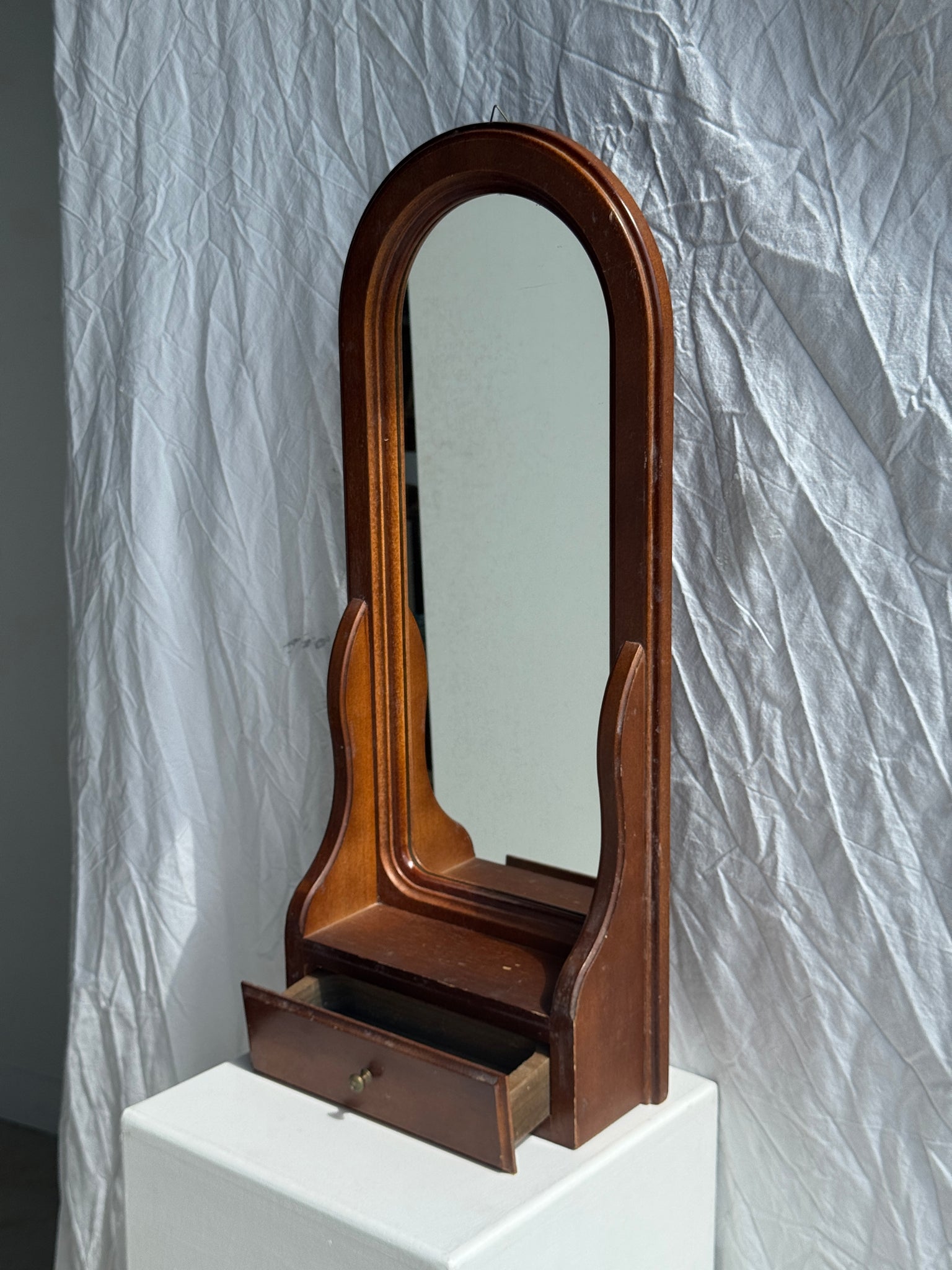 Miroir arrondi à un tiroir en bois marron H67