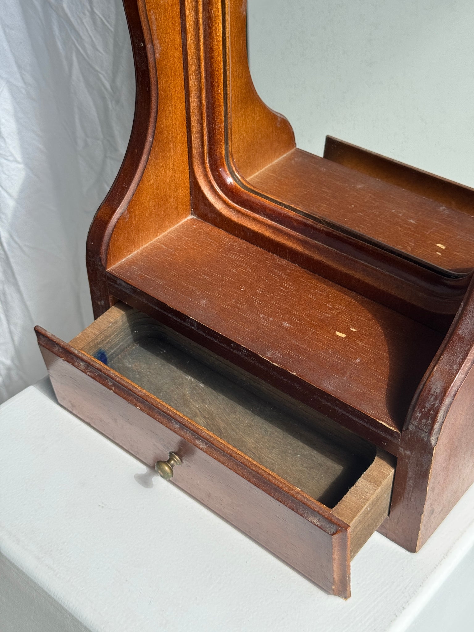 Miroir arrondi à un tiroir en bois marron H67