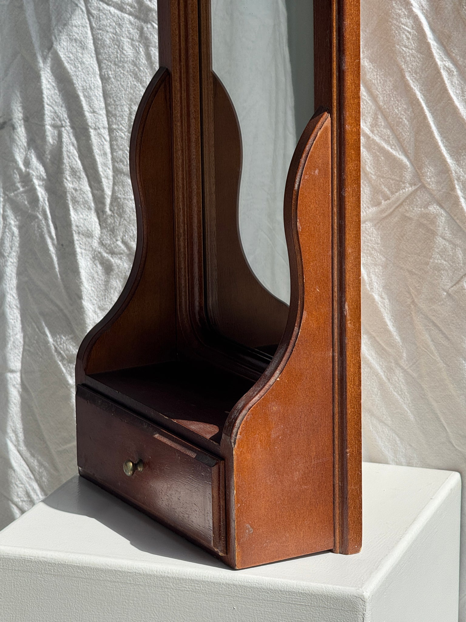 Miroir arrondi à un tiroir en bois marron H67