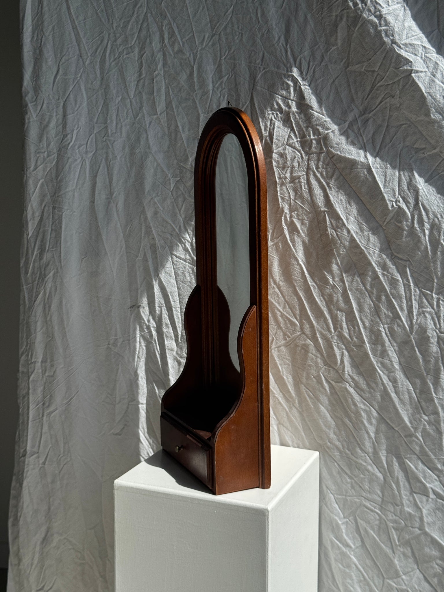 Miroir arrondi à un tiroir en bois marron H67