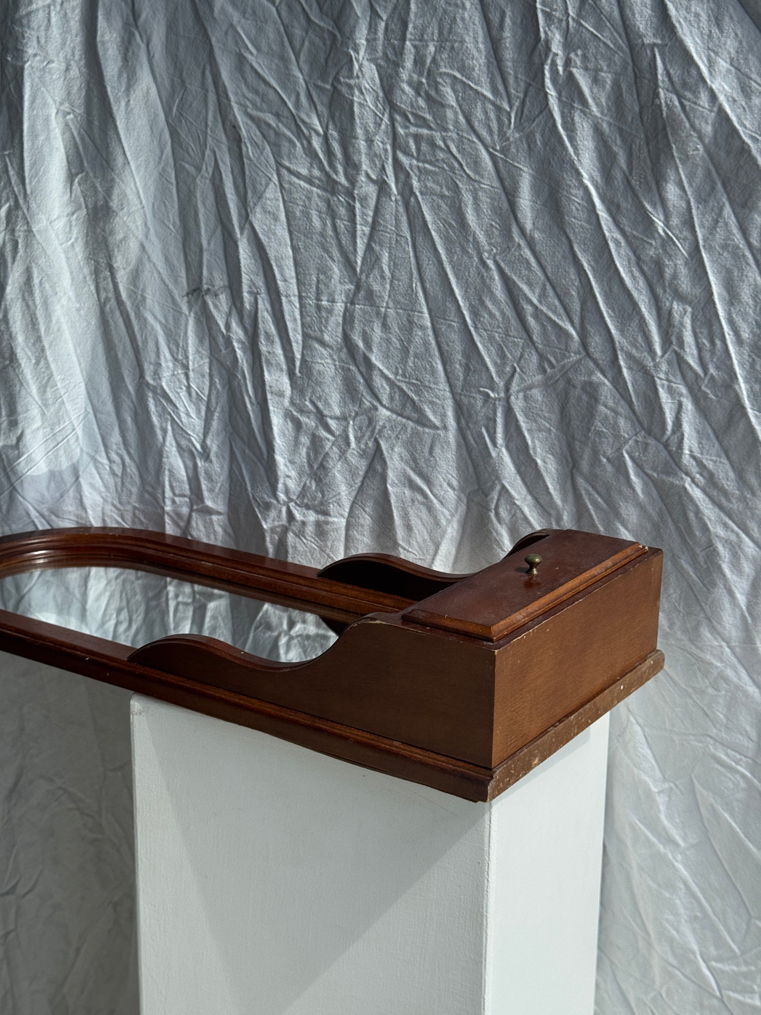 Miroir arrondi à un tiroir en bois marron H67