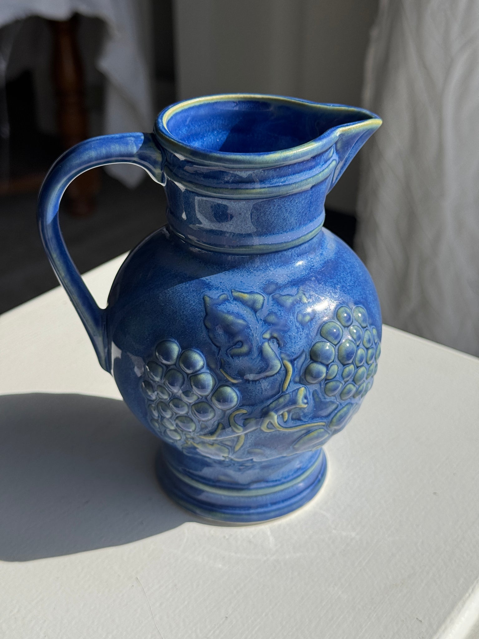 Mini carafe bleue à motif de raisins H15,5