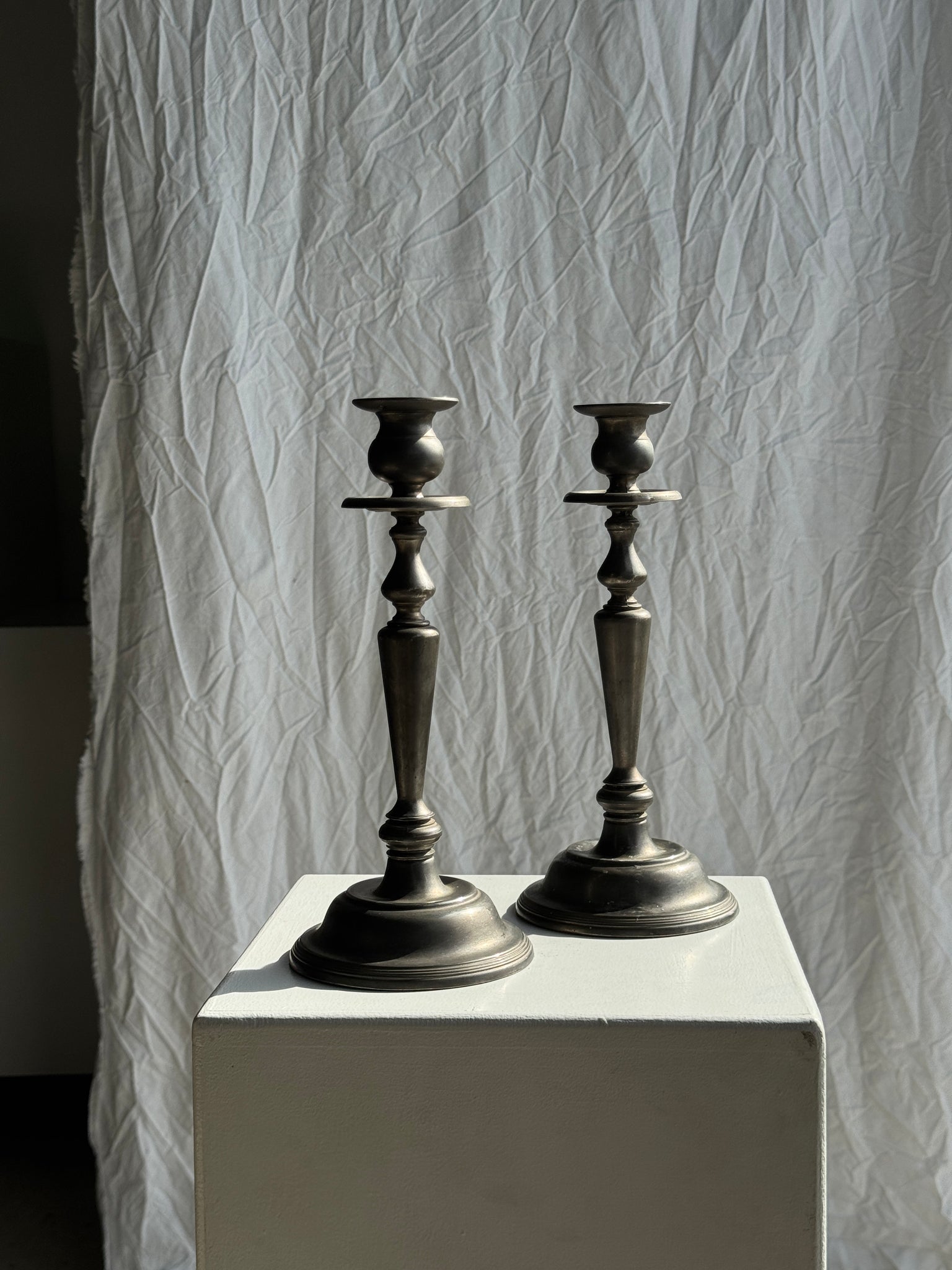 Deux grands chandeliers anciens en métal argenté H30