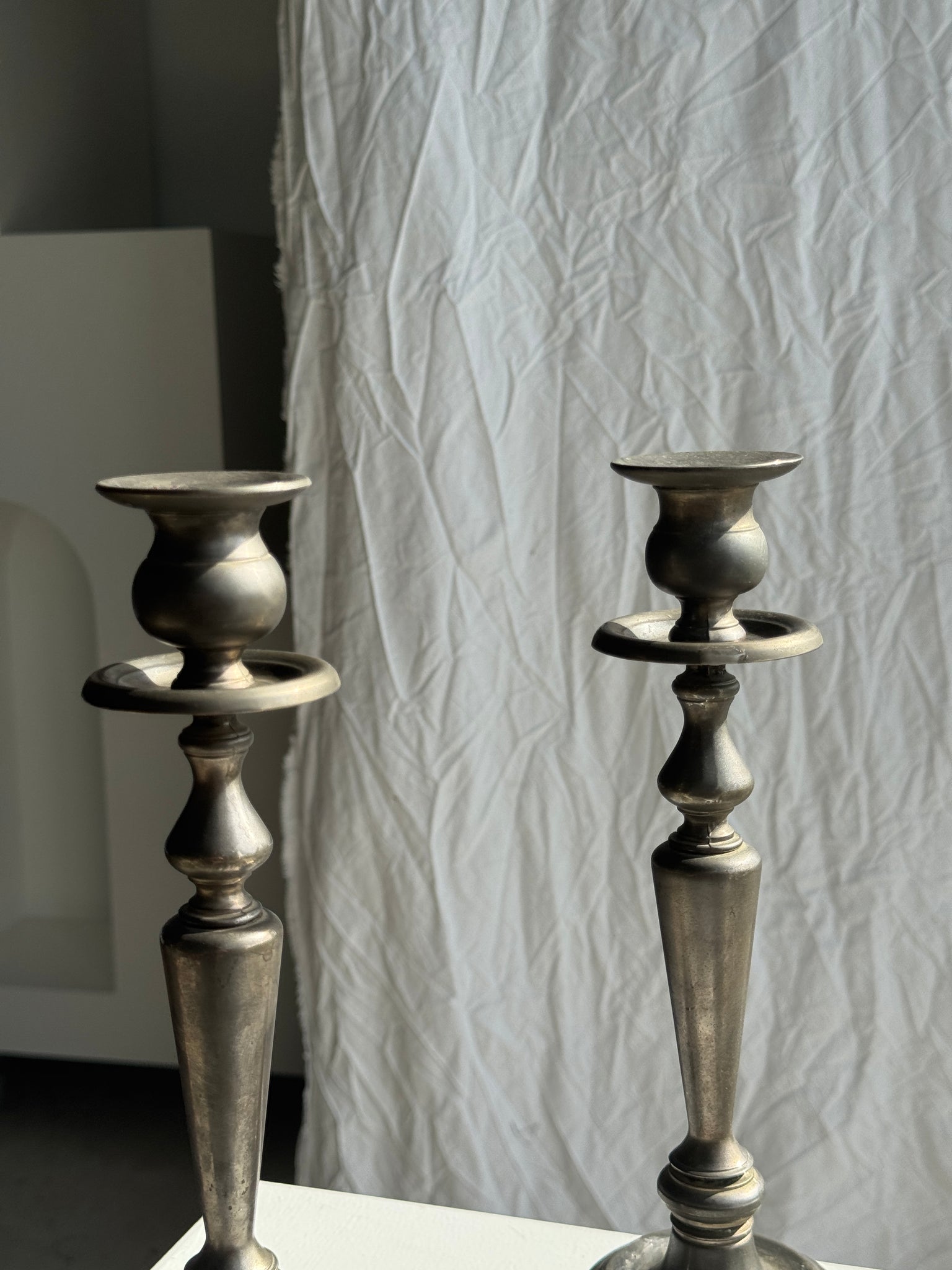 Deux grands chandeliers anciens en métal argenté H30