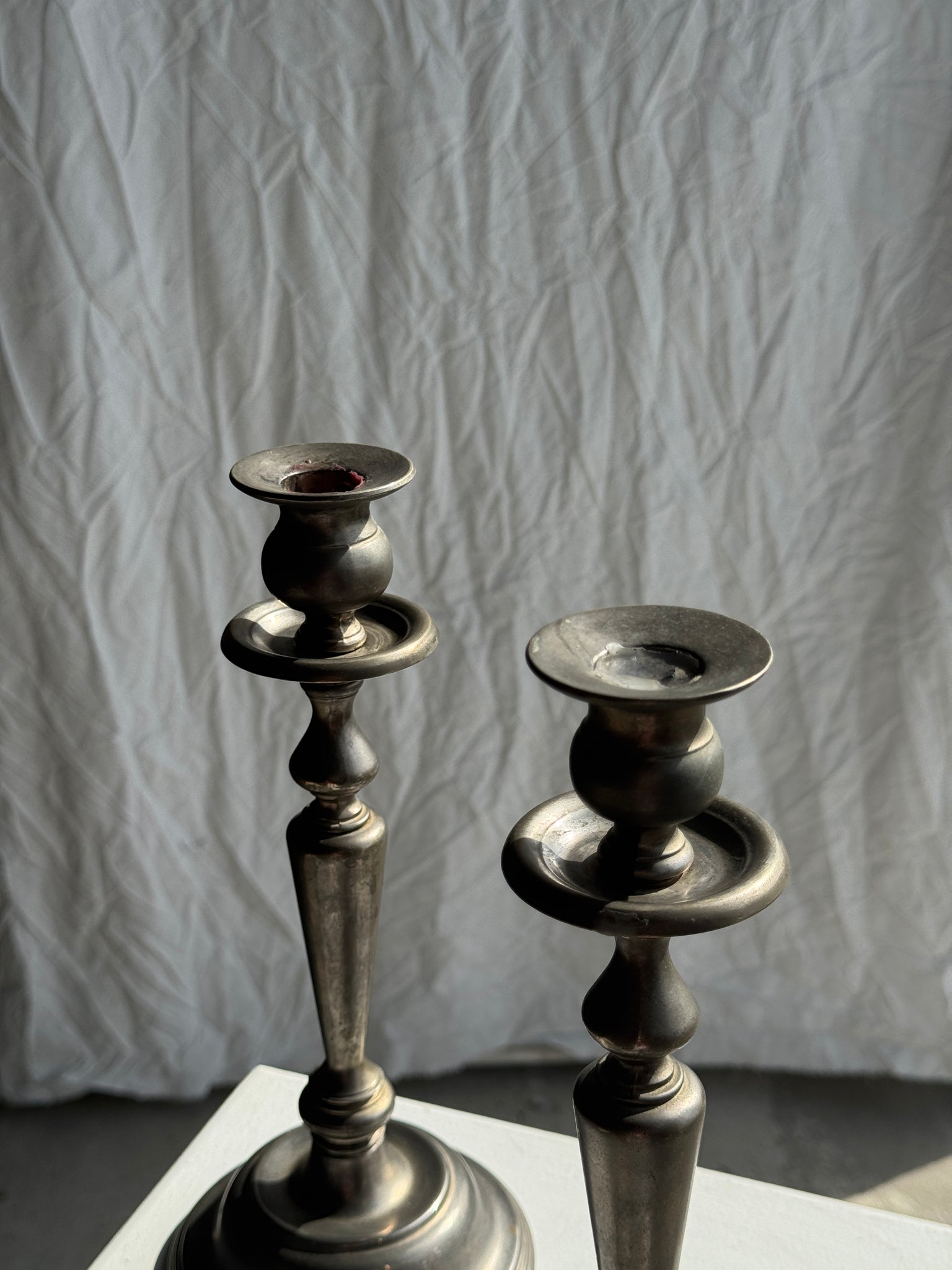 Deux grands chandeliers anciens en métal argenté H30