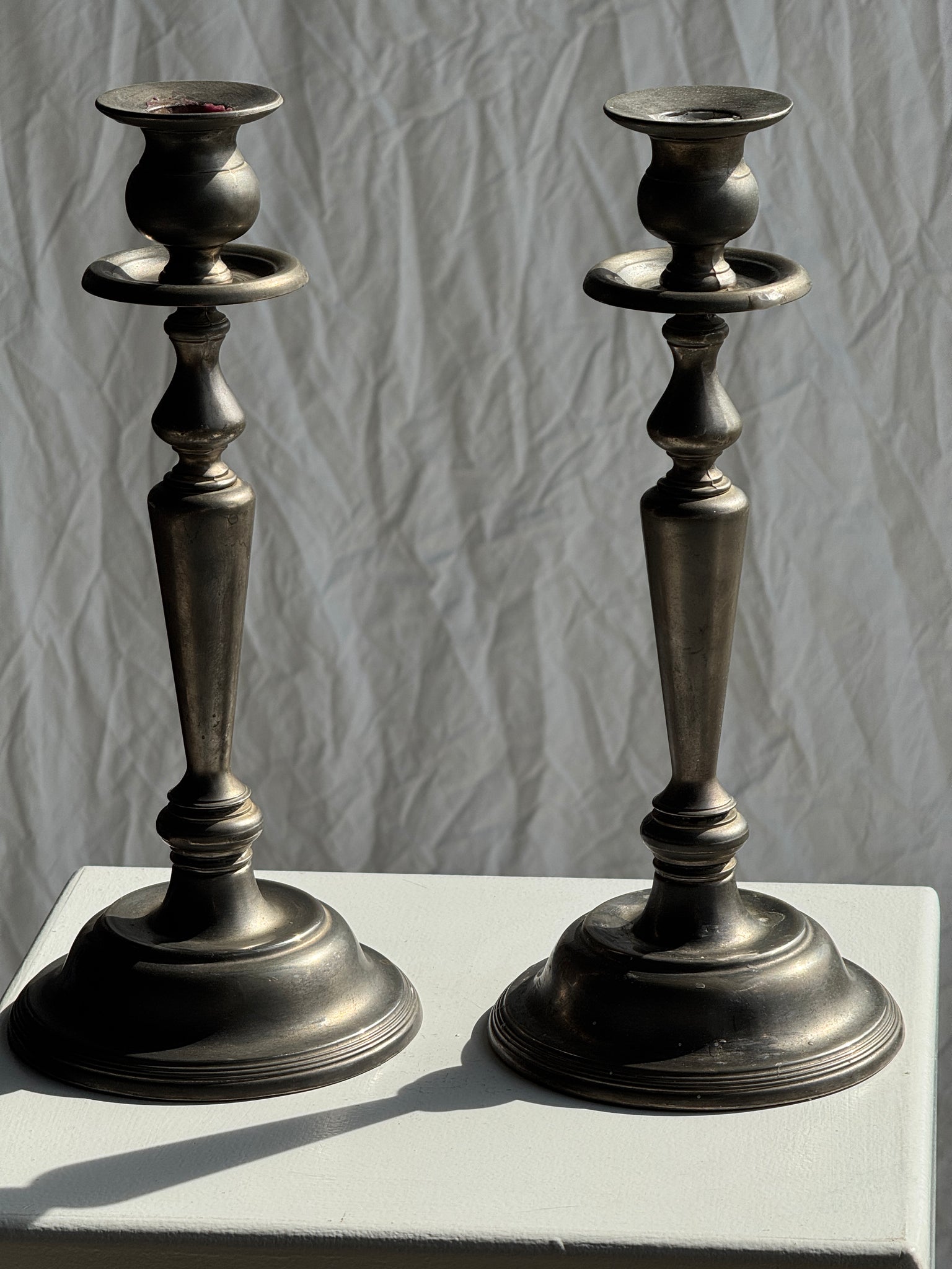 Deux grands chandeliers anciens en métal argenté H30
