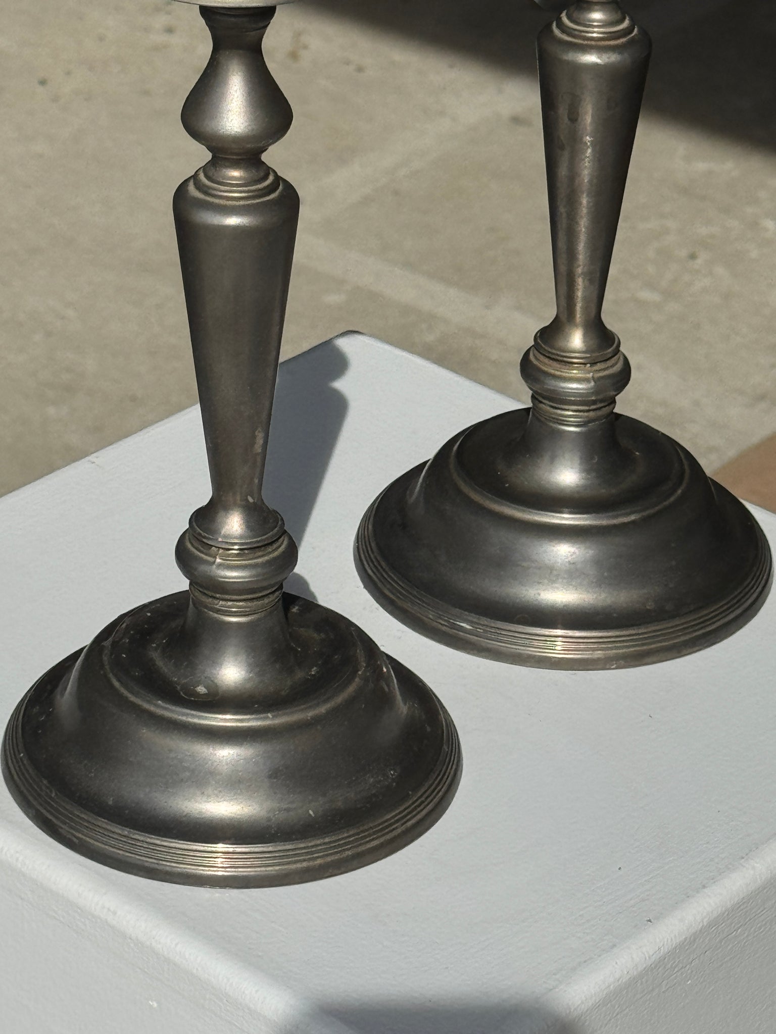 Deux grands chandeliers anciens en métal argenté H30