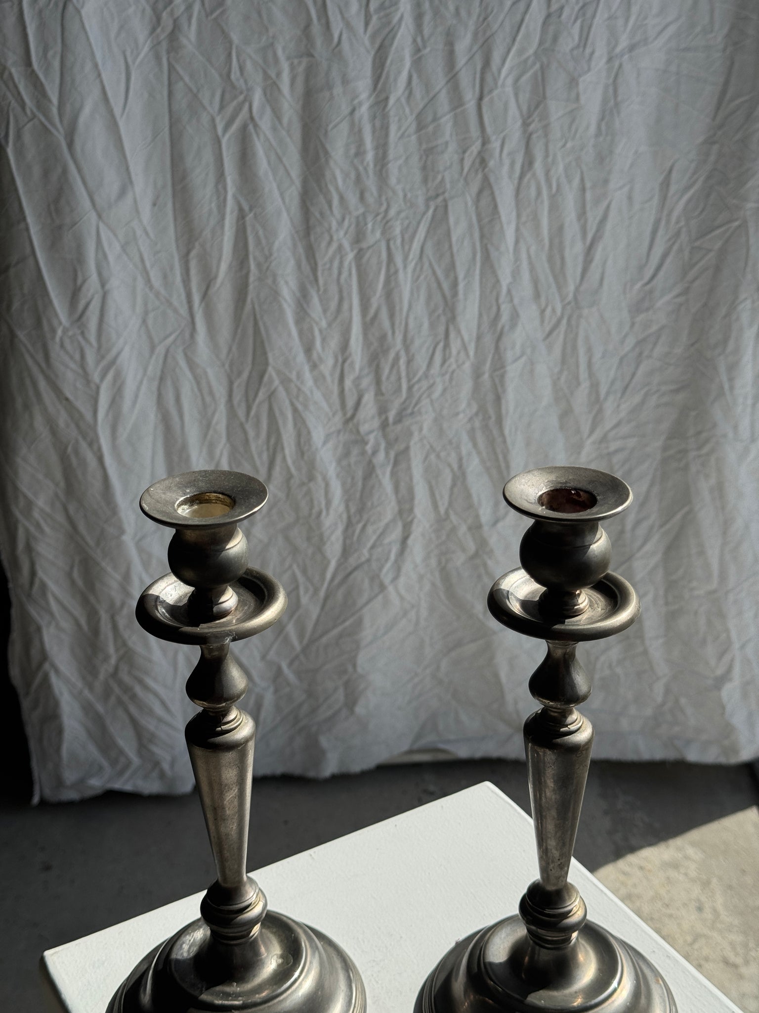 Deux grands chandeliers anciens en métal argenté H30