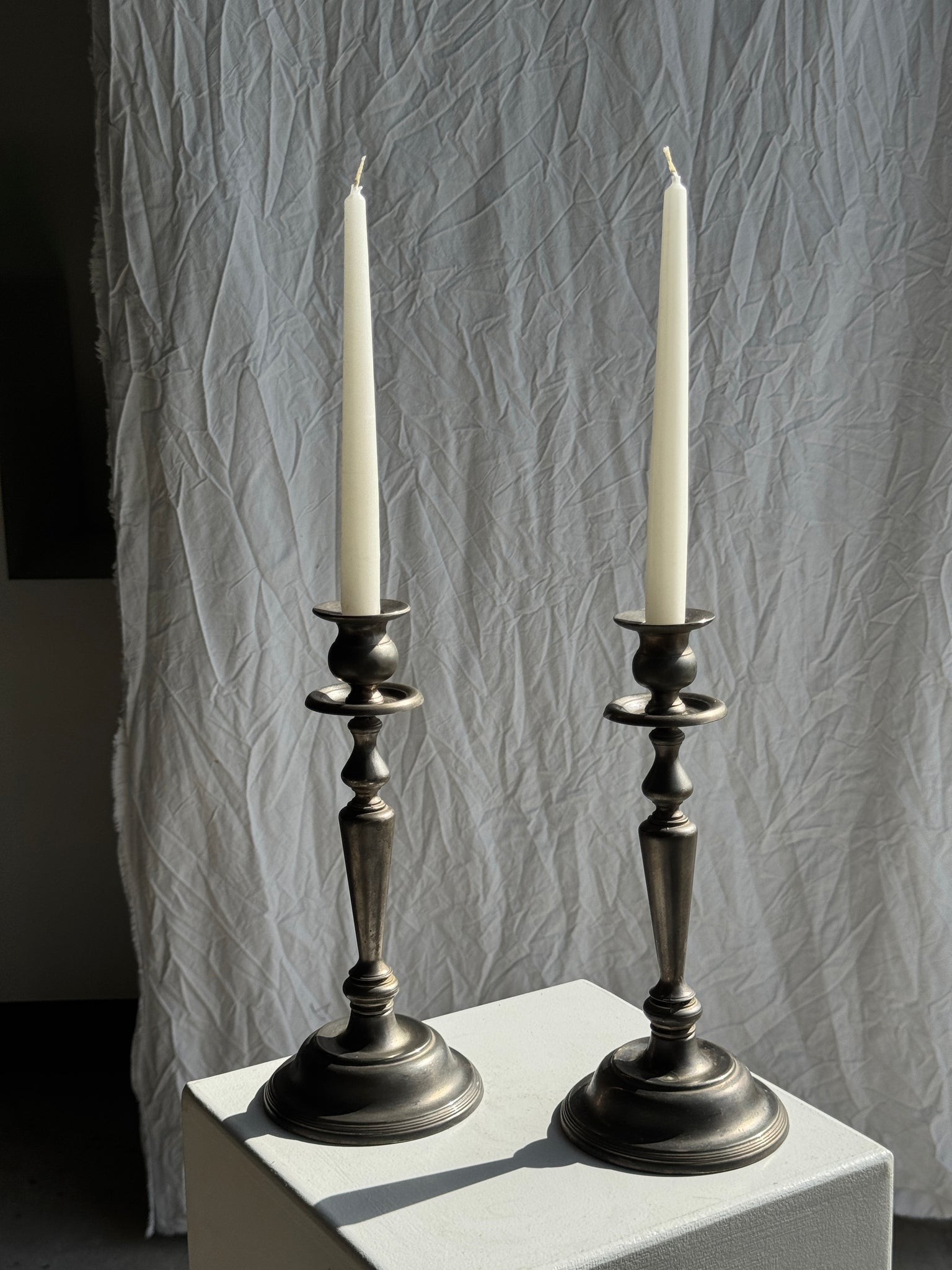 Deux grands chandeliers anciens en métal argenté H30