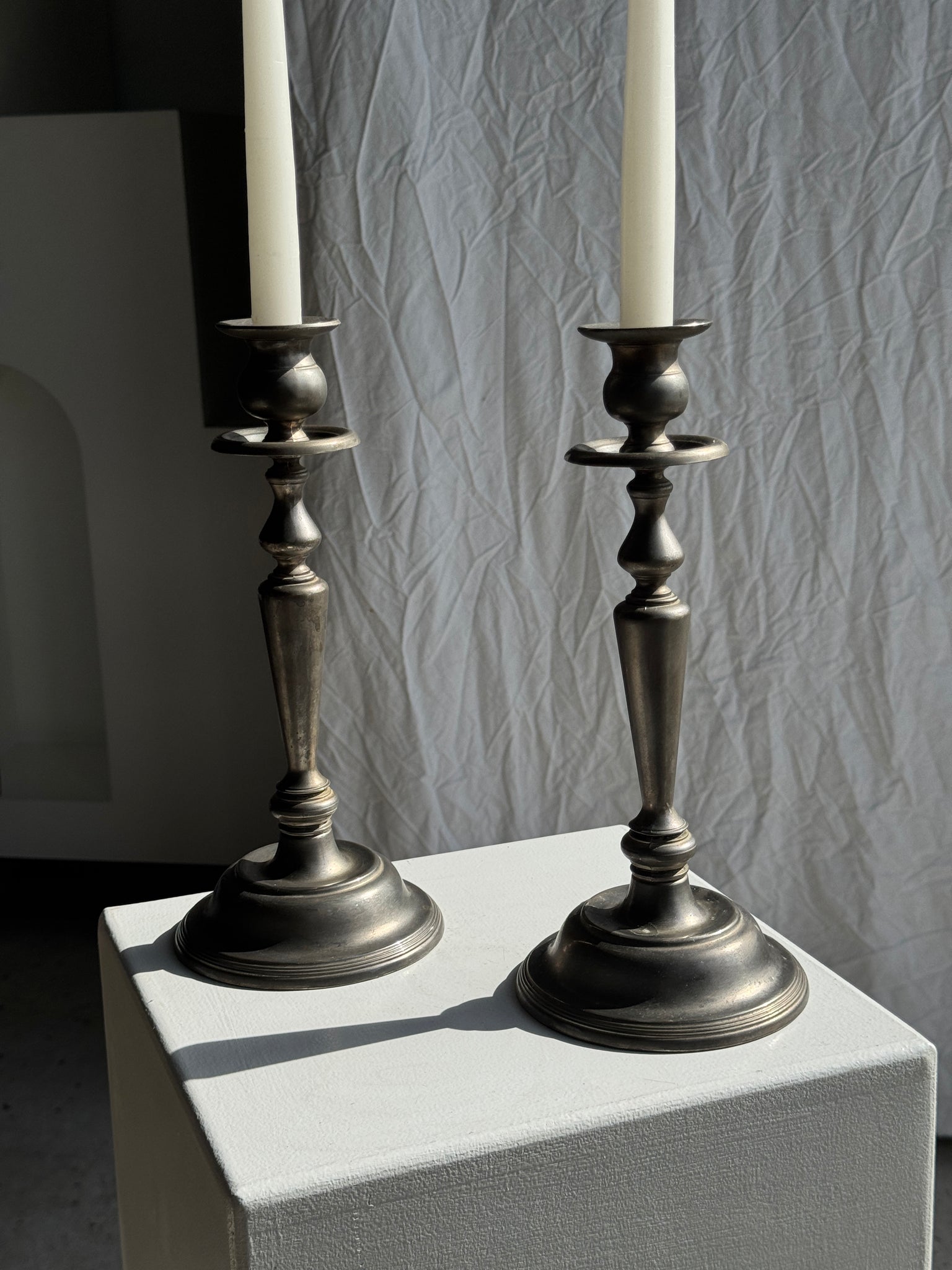Deux grands chandeliers anciens en métal argenté H30