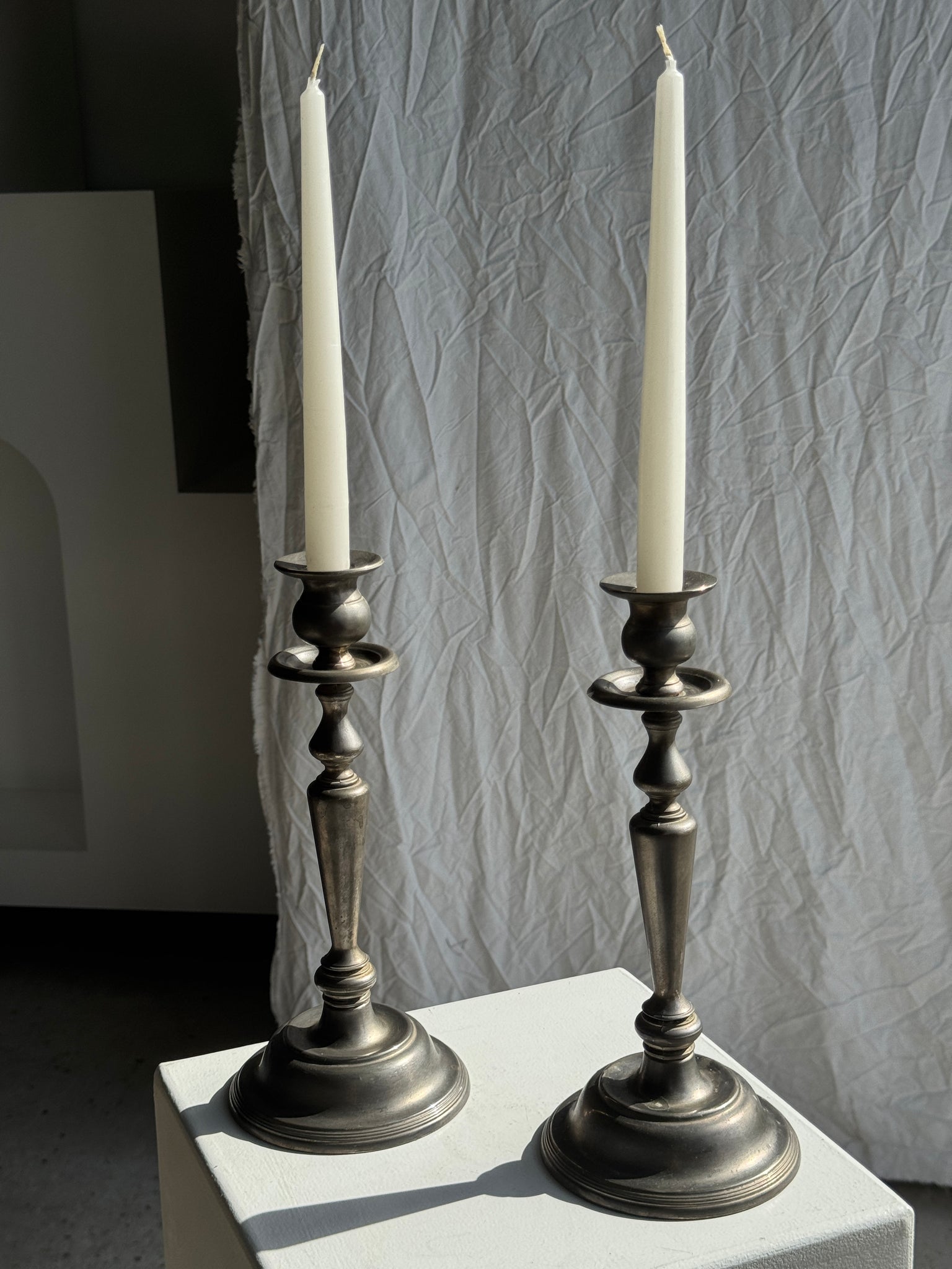 Deux grands chandeliers anciens en métal argenté H30