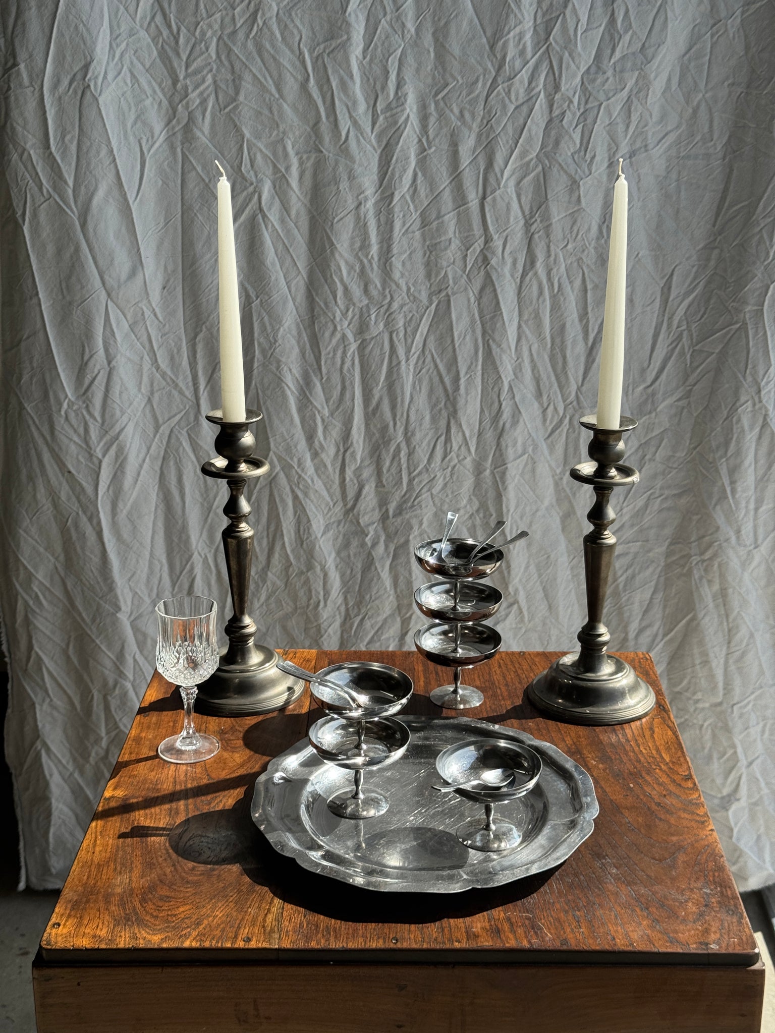 Deux grands chandeliers anciens en métal argenté H30