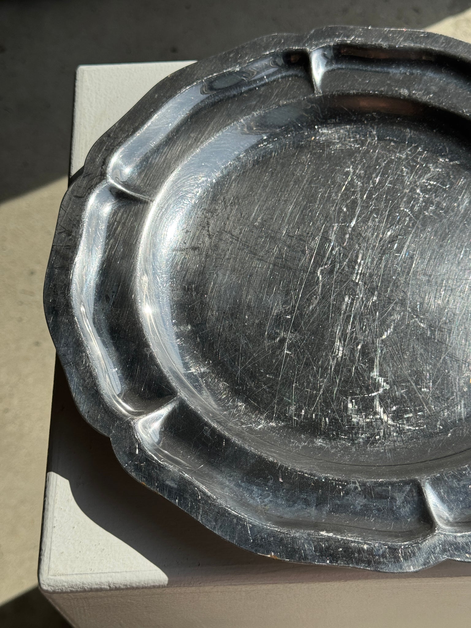 Plat de service en métal argenté circulaire D30