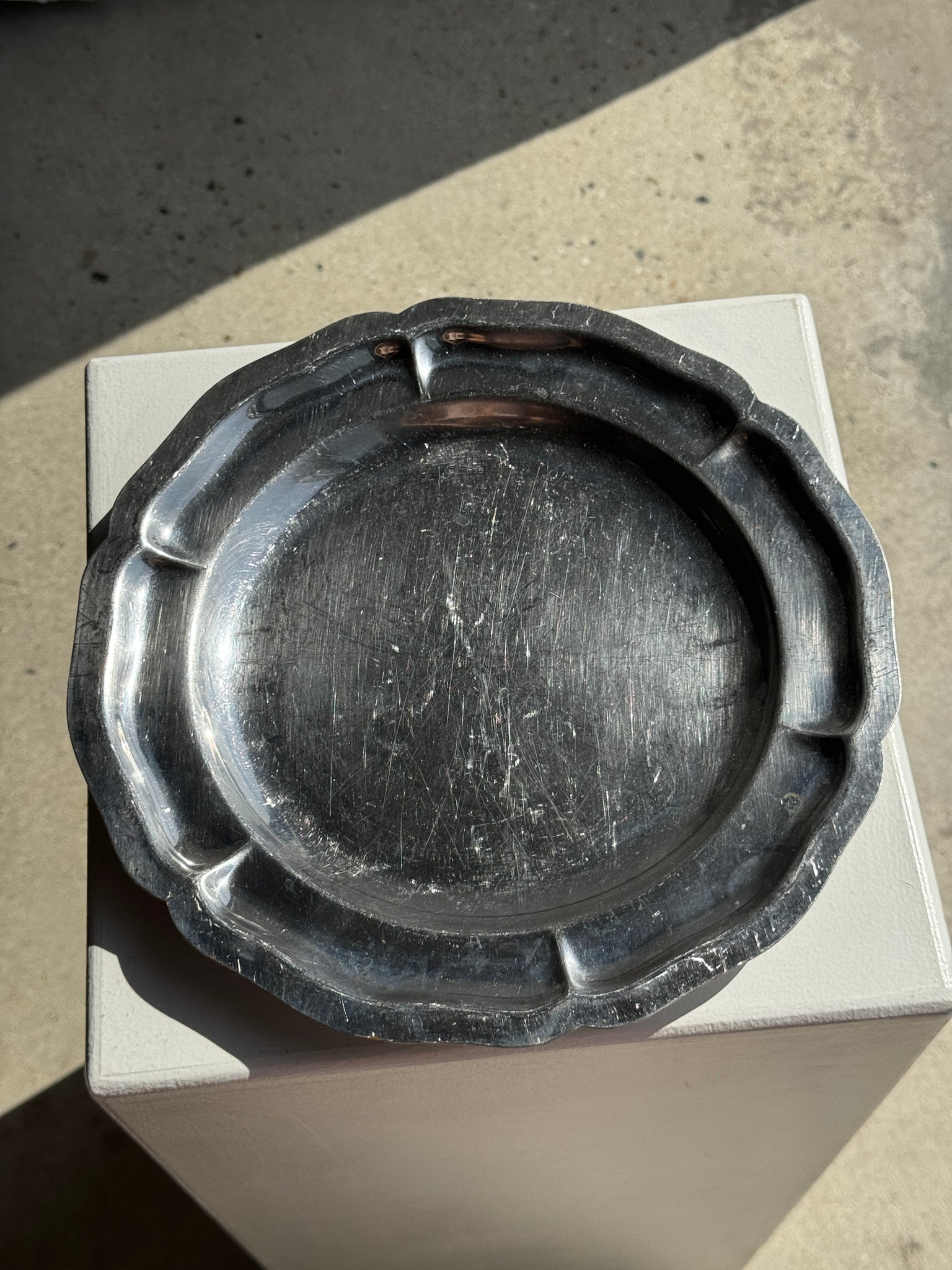 Plat de service en métal argenté circulaire D30