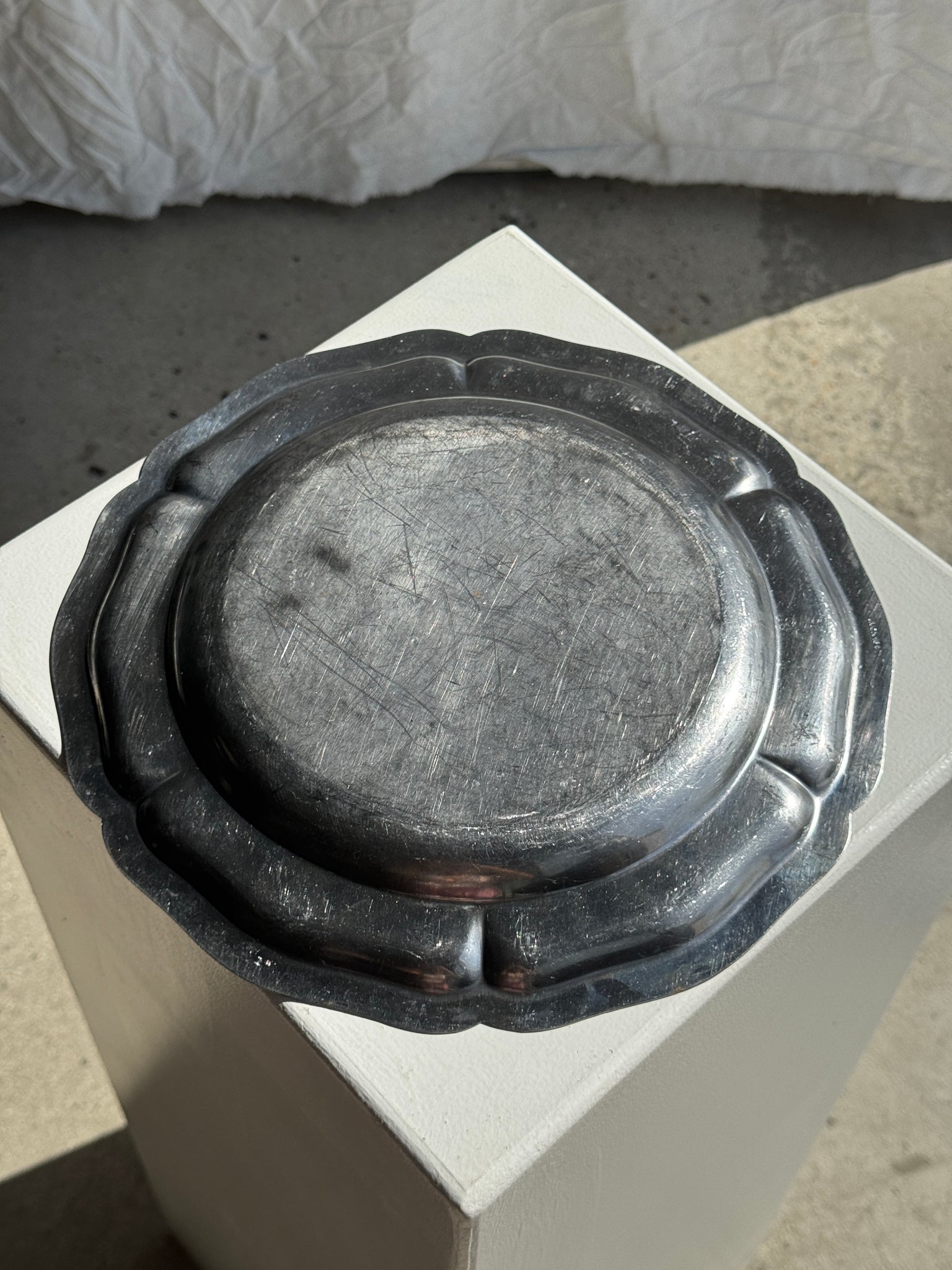 Plat de service en métal argenté circulaire D30
