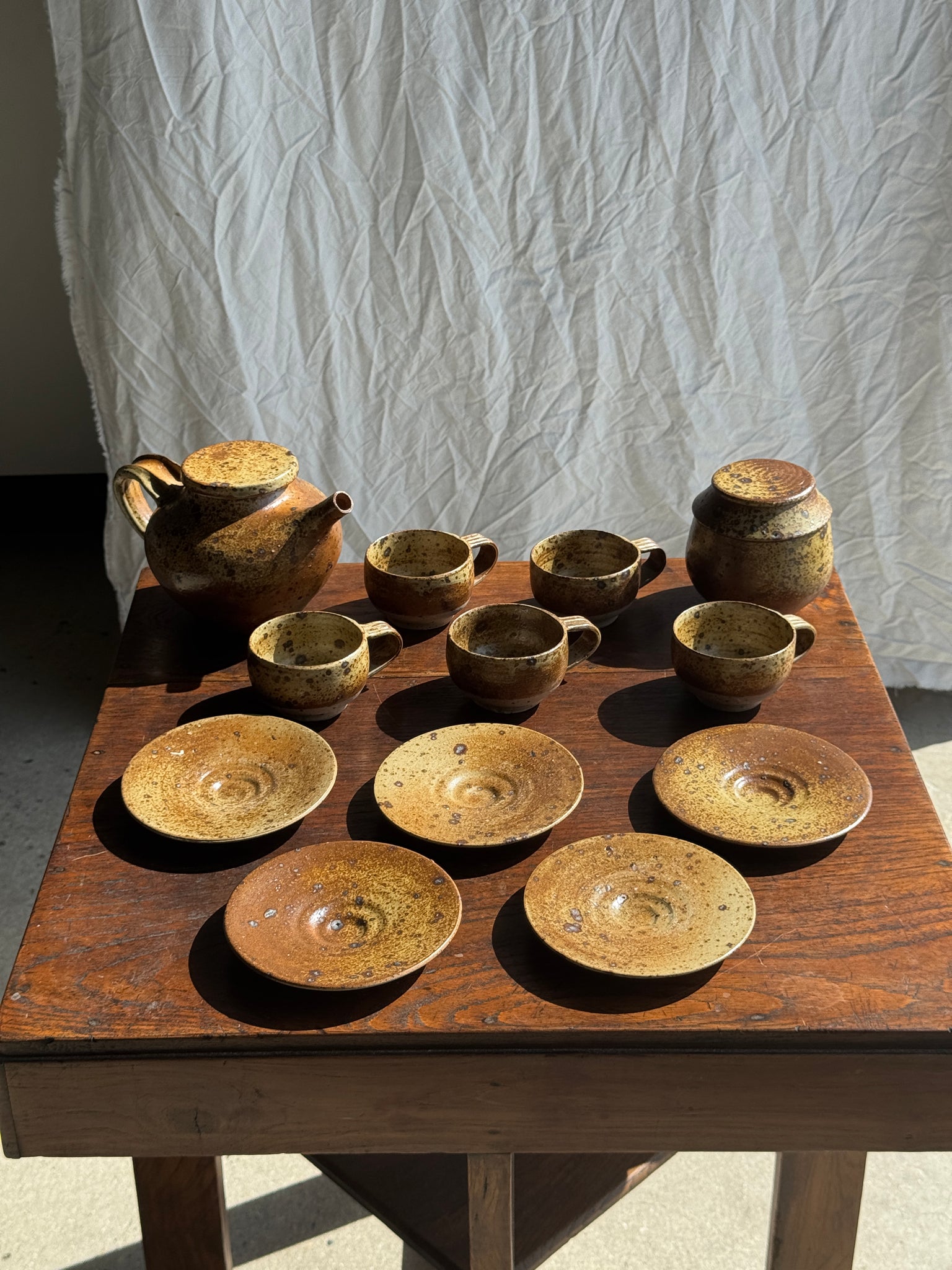 Petit service à thé en grès avec théière, 5 tasses et soucoupes, sucrier