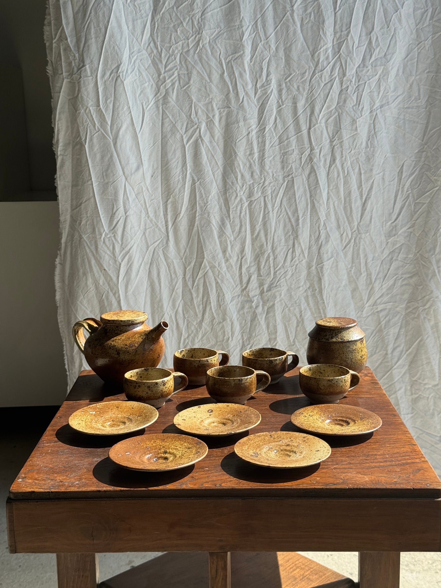 Petit service à thé en grès avec théière, 5 tasses et soucoupes, sucrier