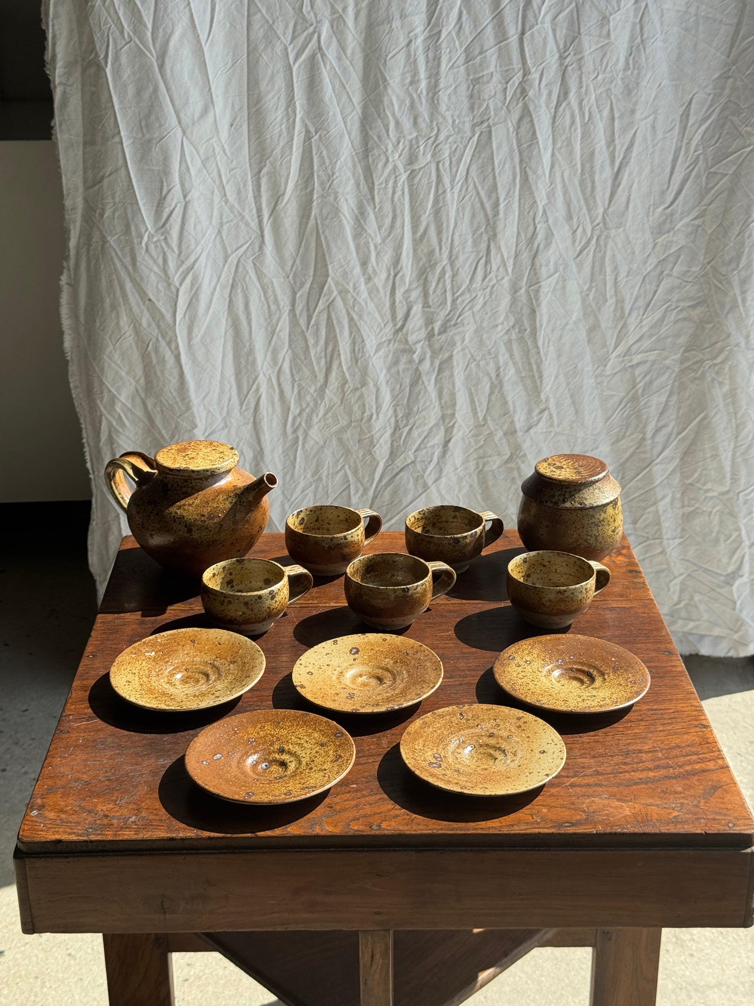 Petit service à thé en grès avec théière, 5 tasses et soucoupes, sucrier